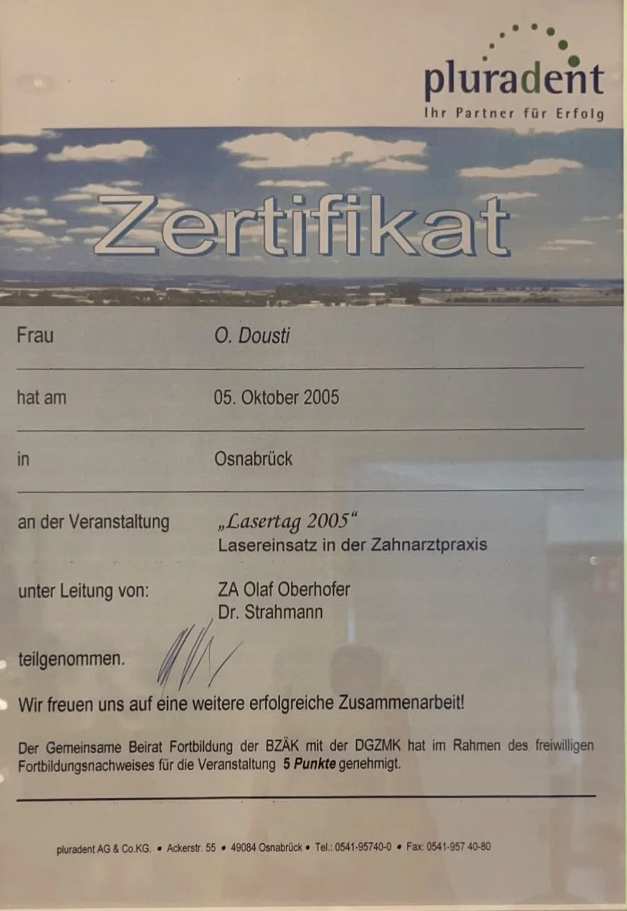 Zertifikat von Pluradent für Frau O. Dousti, ausgestellt am 5. Oktober 2005 in Osnabrück, für die Teilnahme an der Veranstaltung 'Lasertag 2005' zum Lasereinsatz in der Zahnarztpraxis, unter Leitung von ZA Olaf Oberhofer und Dr. Strahmann.