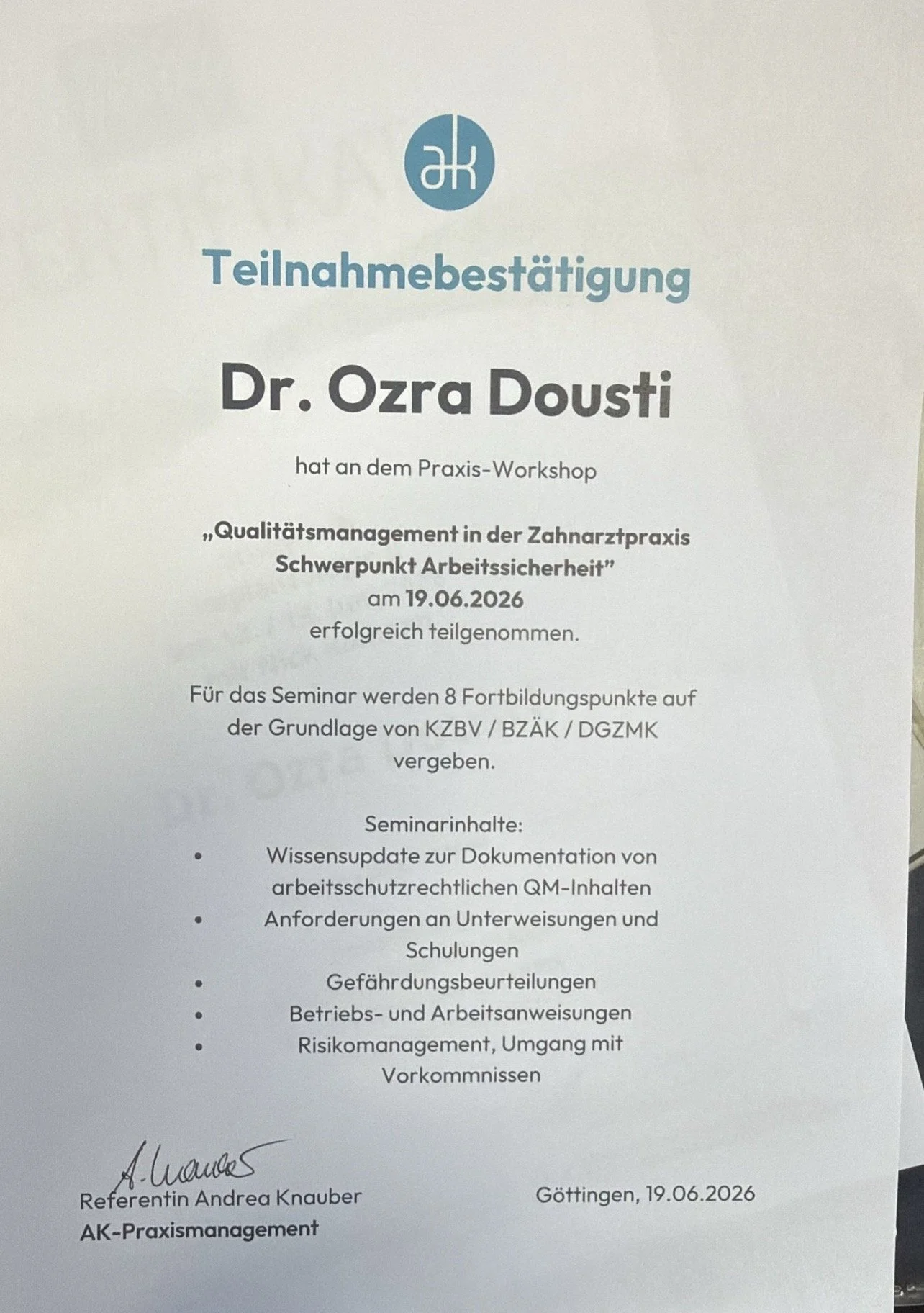 Teilnahmebestätigung für Dr. Ozra Dousti bei einem Praxis-Workshop zu Qualitätsmanagement in der Zahnarztpraxis am 19.06.2026, unterschrieben von Andrea Knauber, Referentin für AK-Praxismanagement, in Göttingen.