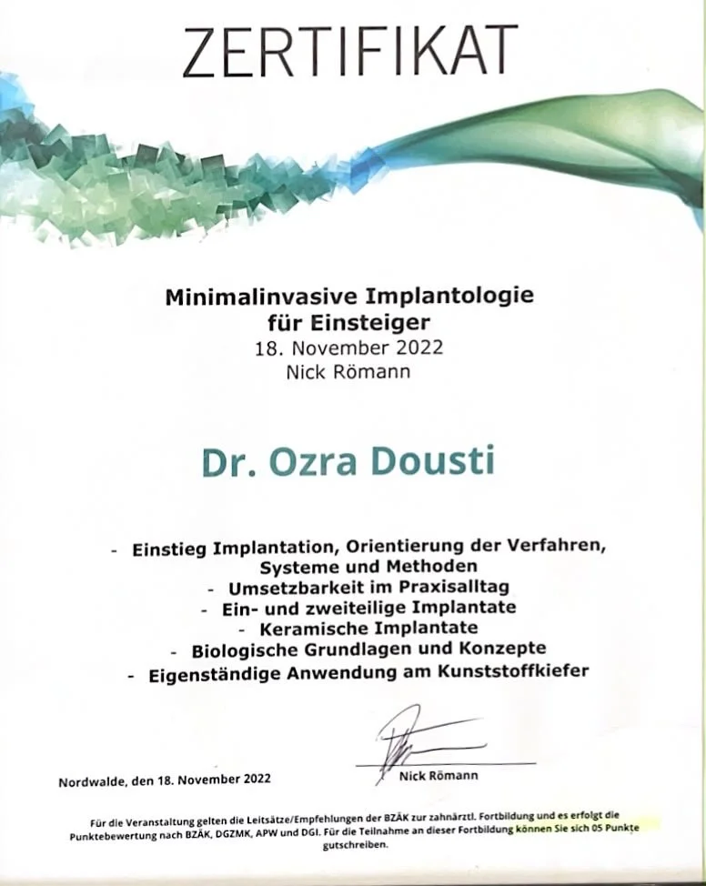 Zertifikat für Minimalinvasive Implantologie für Einsteiger, ausgestellt am 18. November 2022, unterschrieben von Nick Römisch, mit dem Namen Dr. Ozra Dousti.