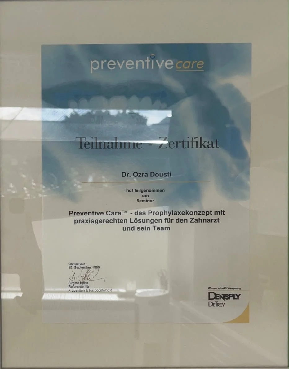 Urkunde für die Teilnahme an einem Seminar über das prophylaktische Zahnpflegekonzept 'Preventive Care' für Zahnärzte, ausgestellt in Osnabrück am 15. September 1999, unterschrieben von Birgitte Kahn.