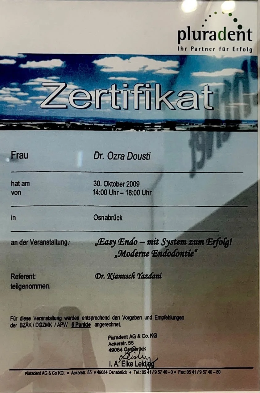 Zertifikat für Dr. Ozra Dousti, ausgestellt am 30. Oktober 2009, in Osnabrück, für die Teilnahme an einer Fortbildungsveranstaltung über moderne Endodontie.