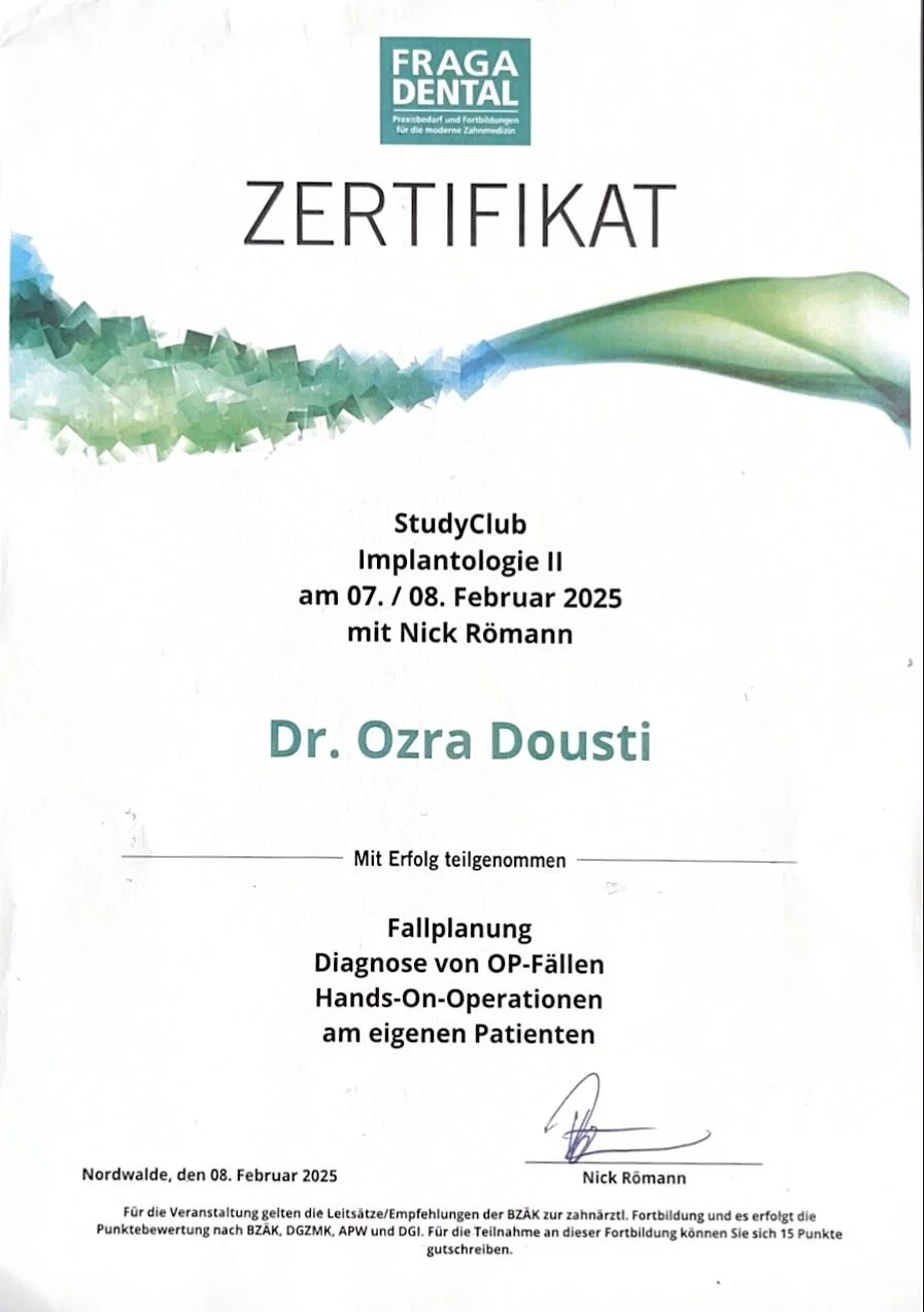 Zertifikat für einen Zahnmedizin-Workshop, unterzeichnet von Dr. Ozra Dousti, mit Veranstaltungsthema Implantologie, Fallplanung, Diagnose von OP-Fällen und Hands-On-Operationen, aus Nordwalde, Februar 2025.