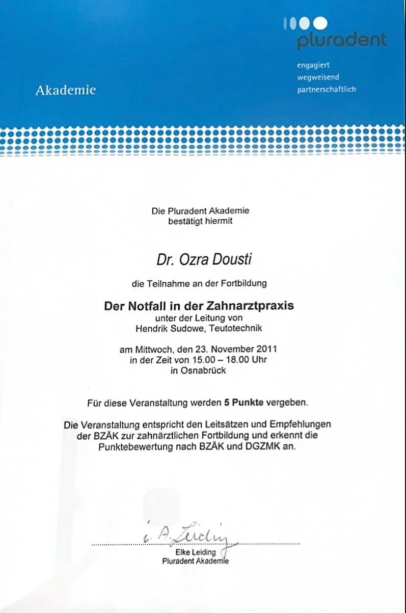 Zertifikat der Pluradent Akademie für Dr. Ozra Dousti, Teilnahme an einer Fortbildung zum Thema Notfälle in Zahnarztpraxen am 23. November 2011 in Osnabrück, unterschrieben von Elke Leiding.