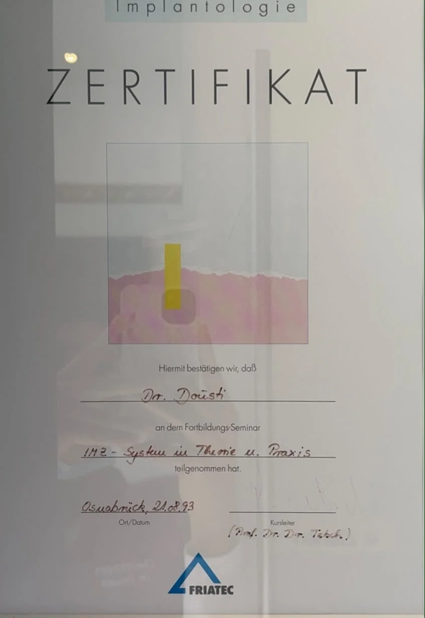 Zertifikat für eine Fortbildung im Bereich Implantologie, unterzeichnet am 21.08.1993 in Osnabrück.