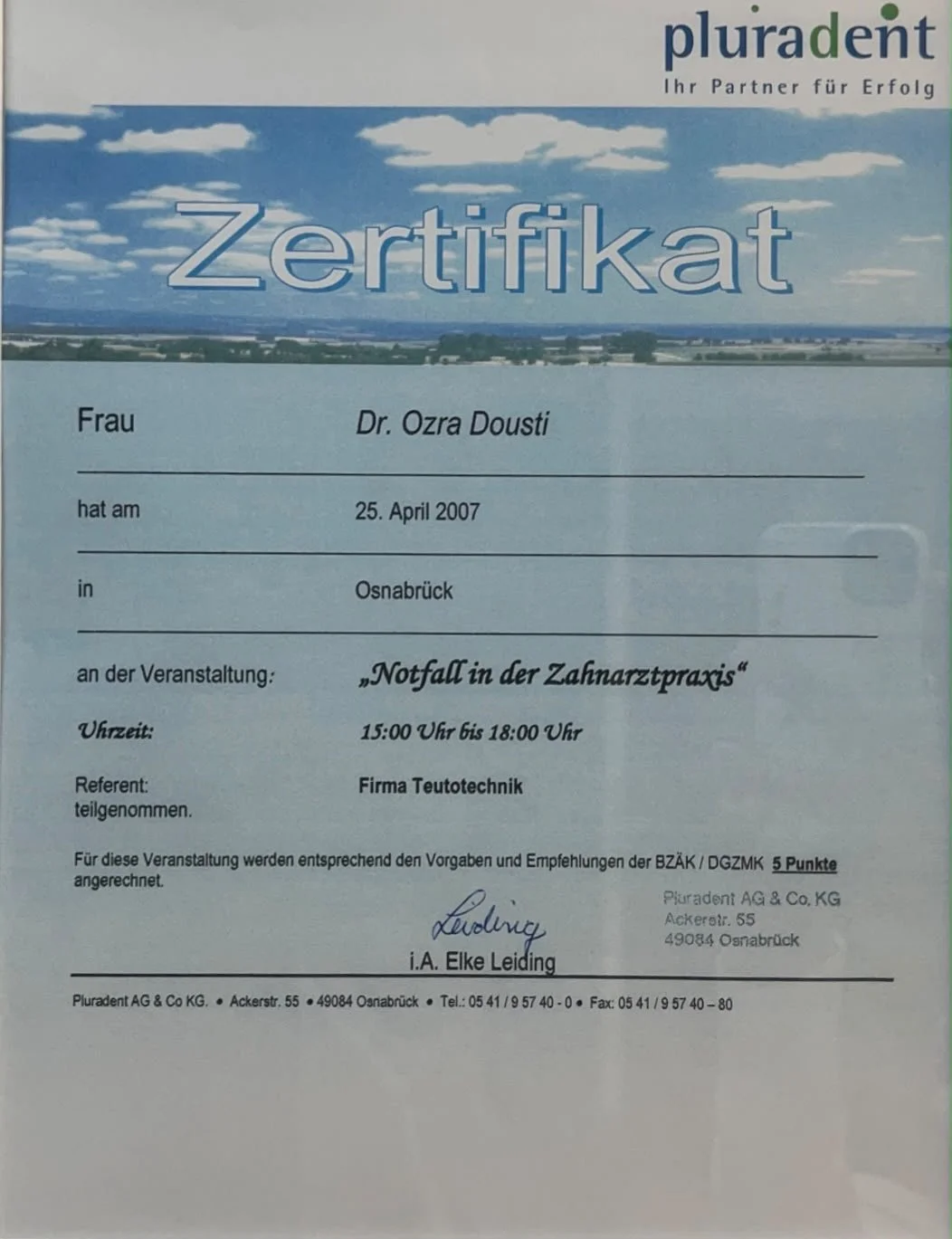 Zertifikat für Frau Dr. Ozra Dousti, ausgestellt am 25. April 2007 in Osnabrück, für die Teilnahme an einem Notfalleinsatz in der Zahnarztpraxis, Veranstaltungszeit von 15:00 bis 18:00 Uhr, vom Unternehmen Pluradent.