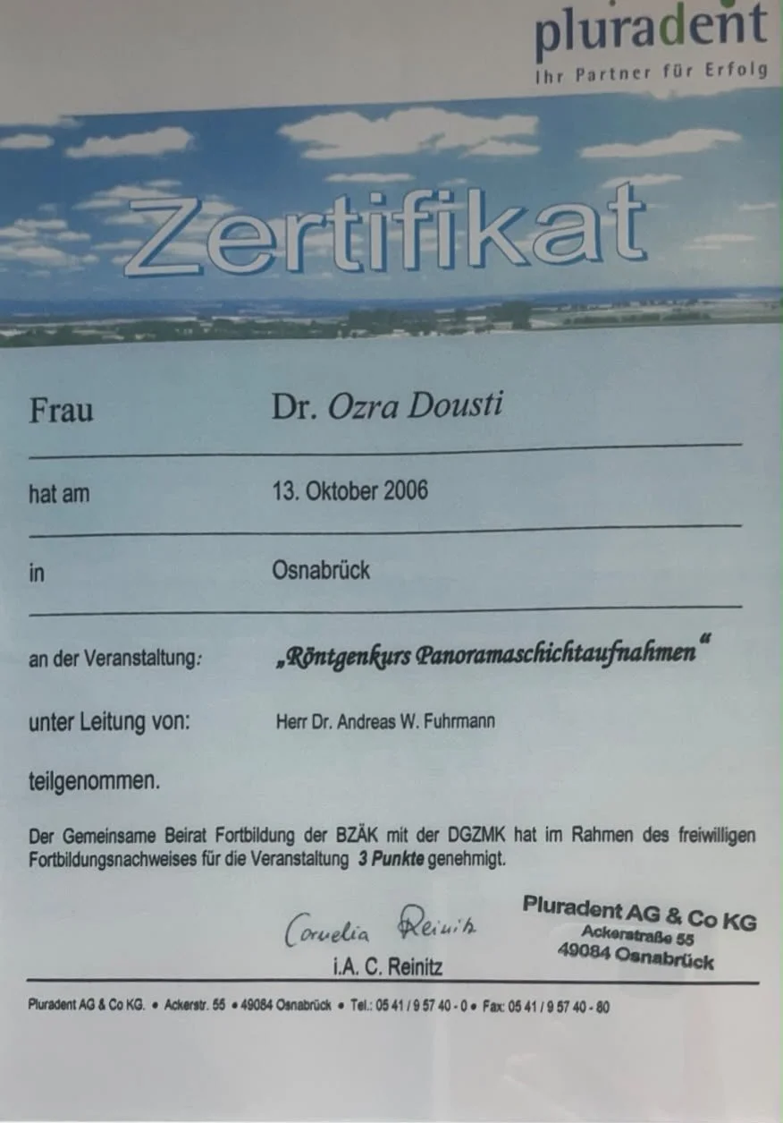 Zertifikat für Dr. Ozra Dousti vom 13. Oktober 2006 in Osnabrück für einen Röntgenkurs, ausgestellt von Pluradent.