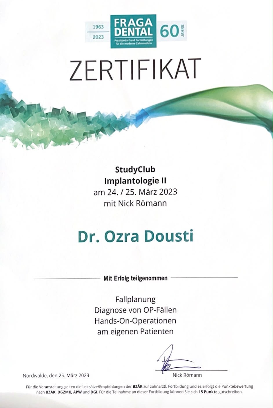 Zertifikat für den StudyClub Implantologie II vom 24./25. März 2023, mit Dr. Ozra Dousti, unterschrieben von Nick Römann, zu Fortbildungszwecken im Bereich Zahnmedizin, mit grüner und blauer Grafik im Hintergrund.