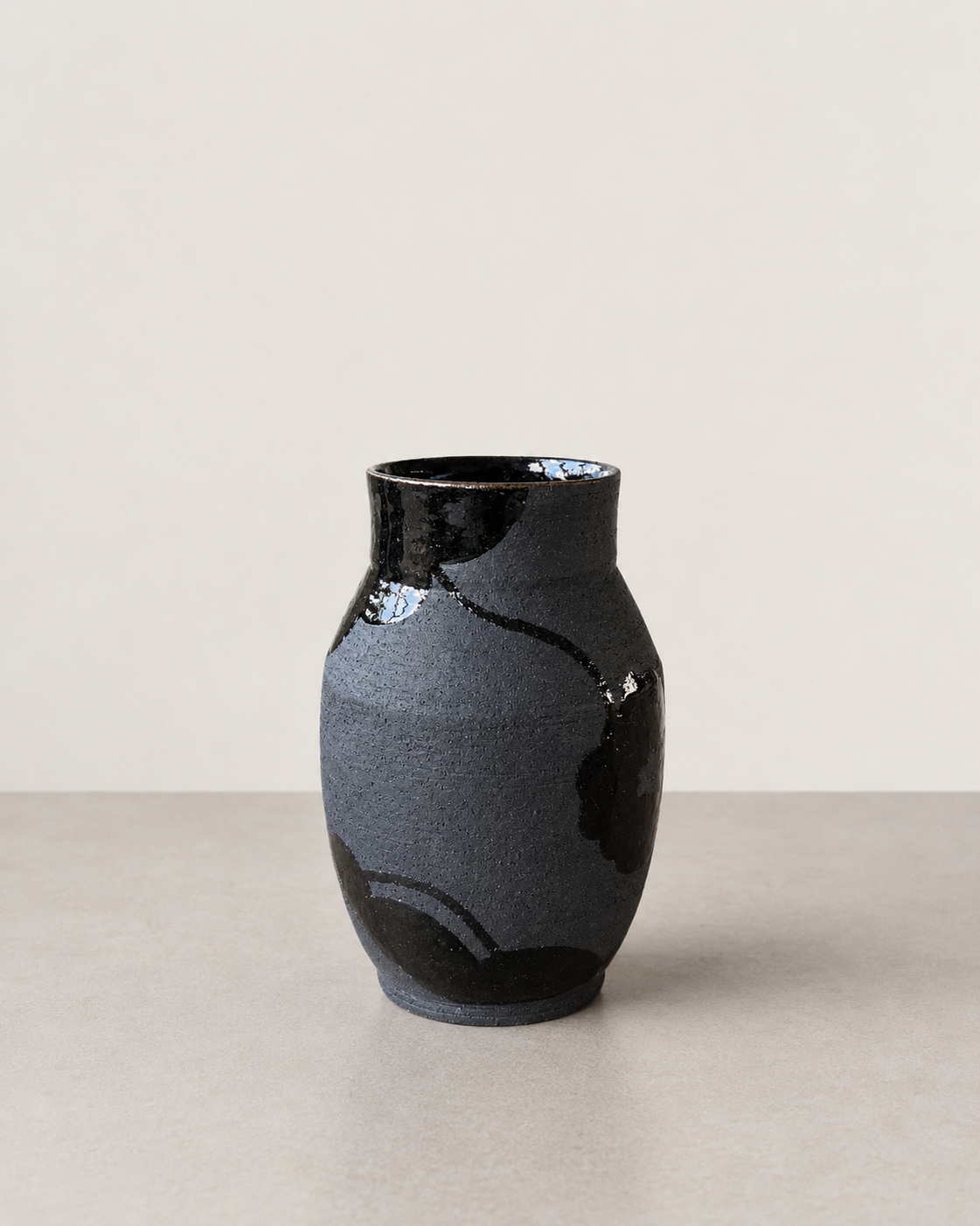 Black on black collection - vase 1