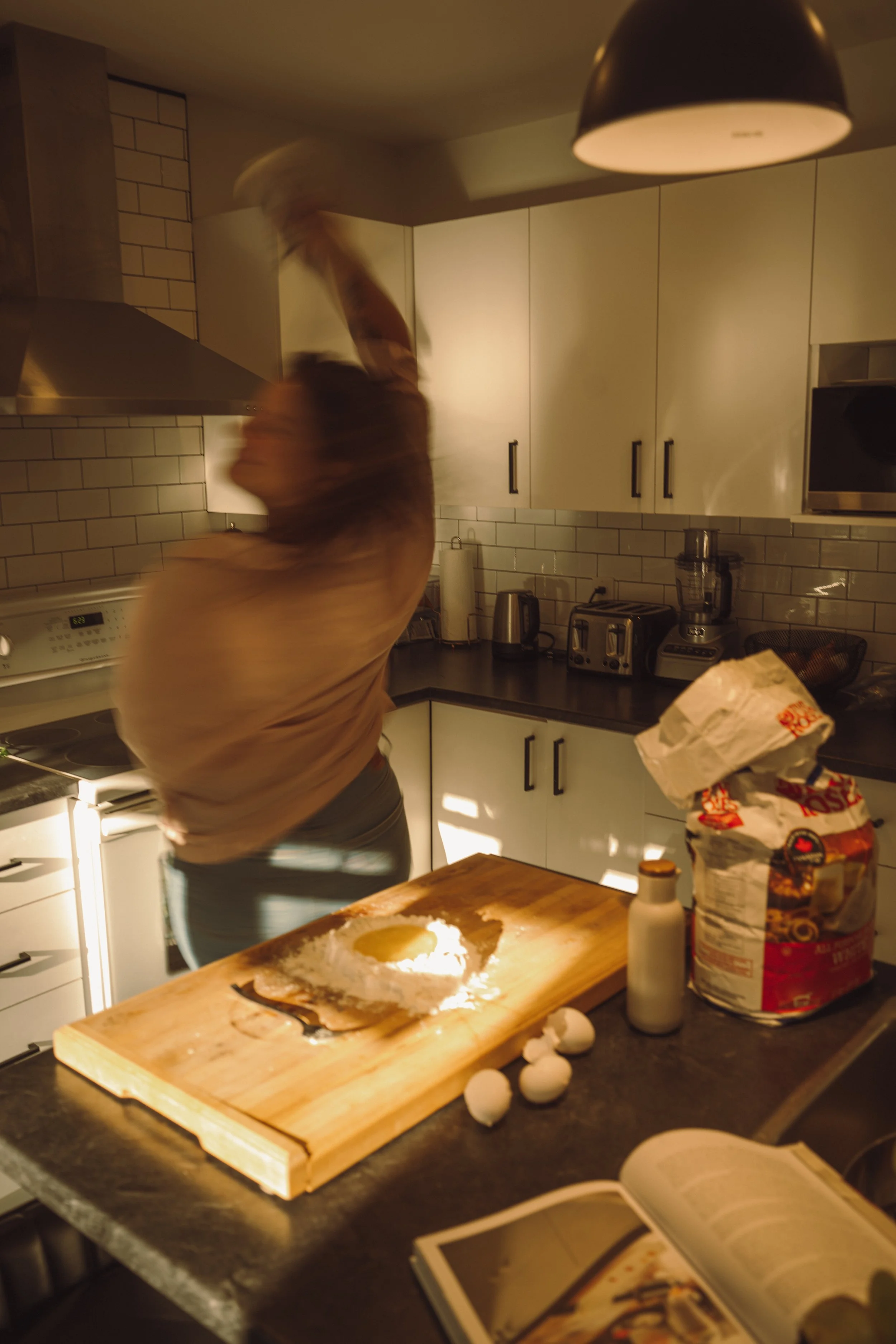 Un moment du quotidien capturé spontanément en cuisine dans une atmosphère chaleureuse et authentique.