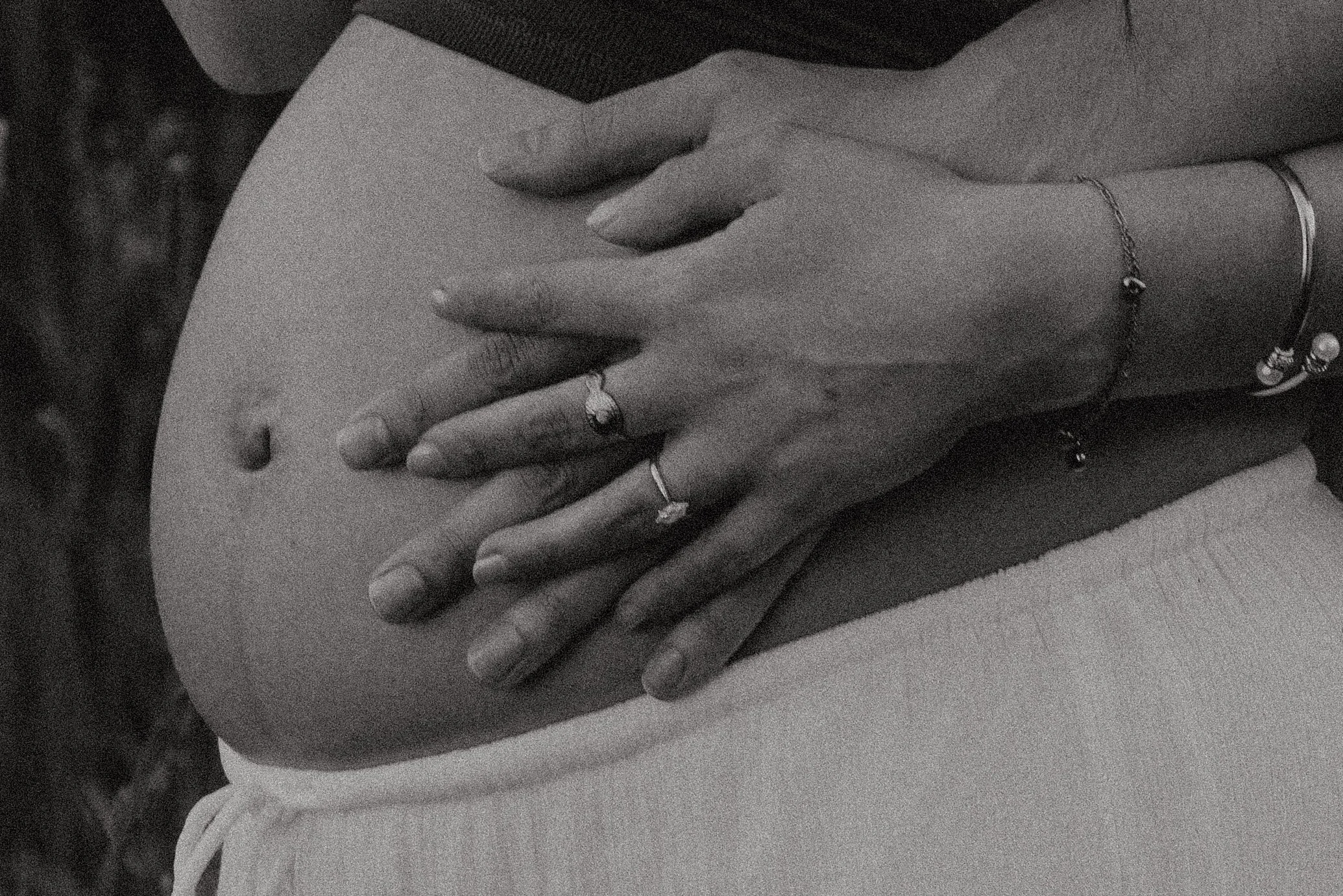 Gros plan sur le ventre d’une future maman pendant une séance photo maternité
