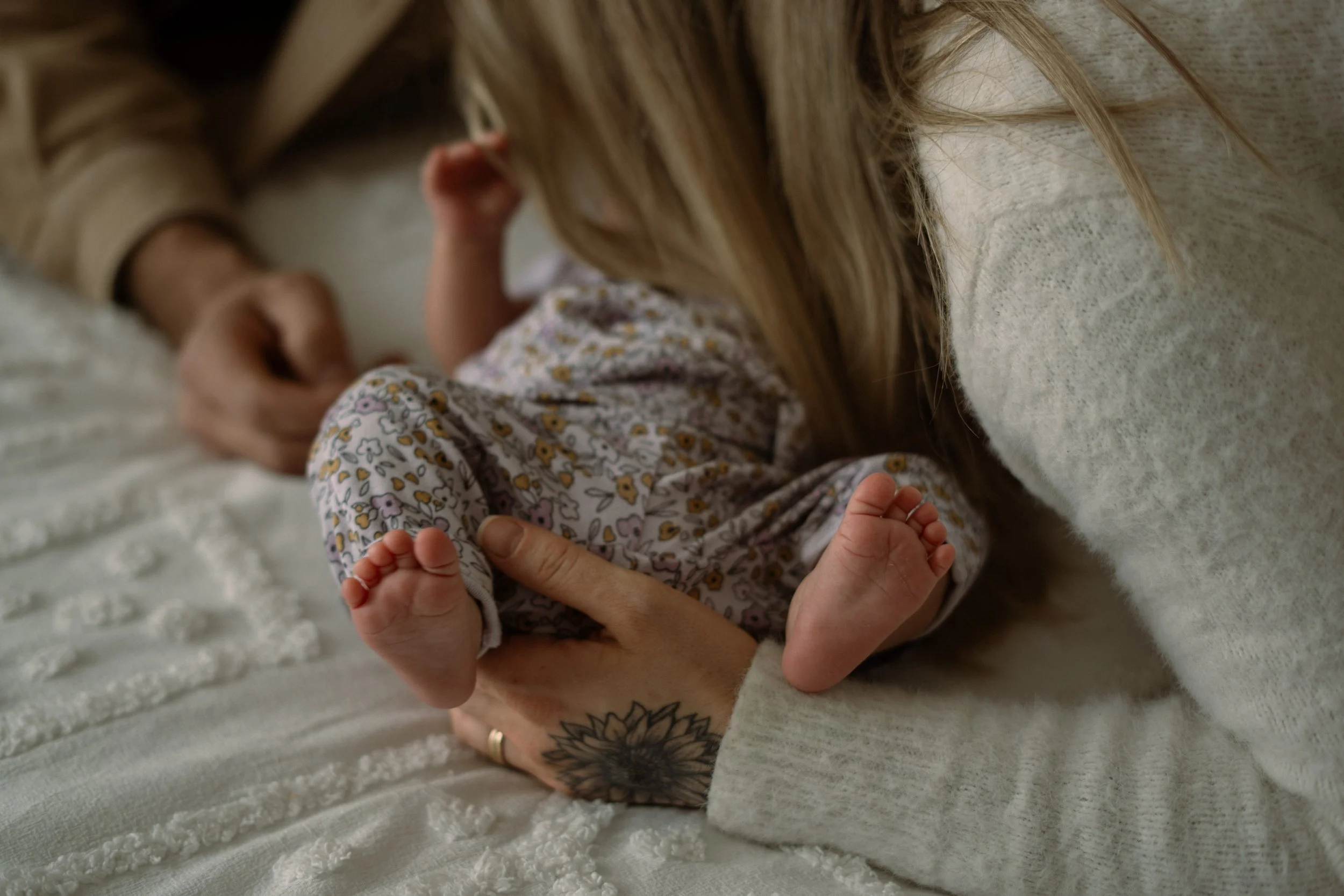 Maman avec son nouveau-né lors d’un moment tendre et naturel à la maison