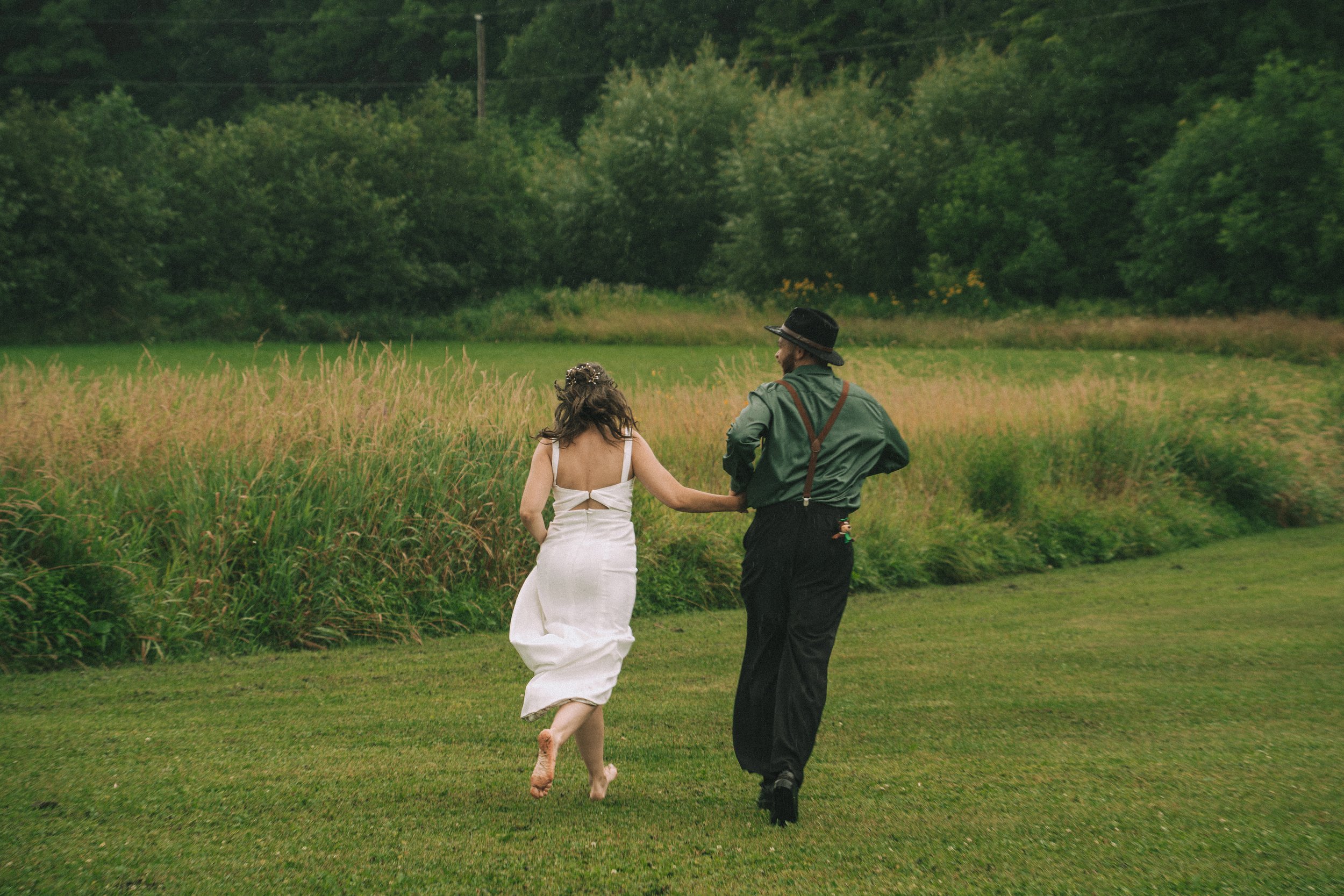 couple-maries-marche-champ-shannon-peters.jpg