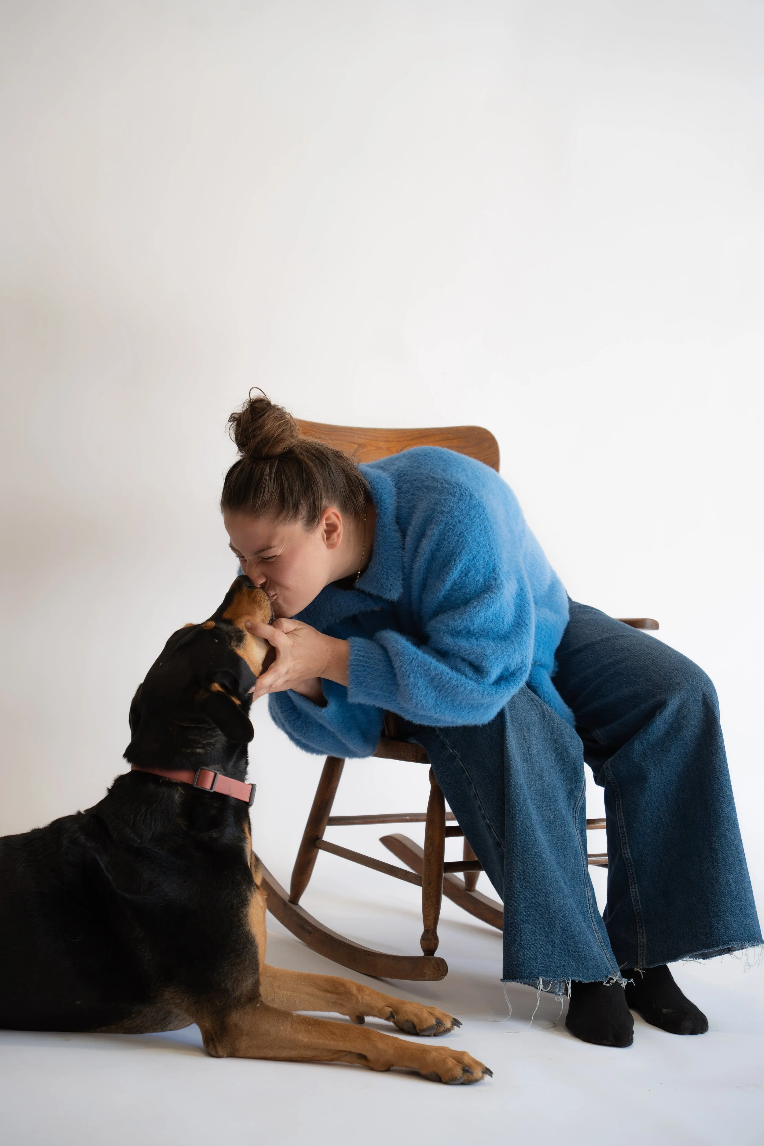 Shannon Peters partage un moment naturel et complice avec un chien, une image qui reflète son amour des animaux et sa personnalité authentique.