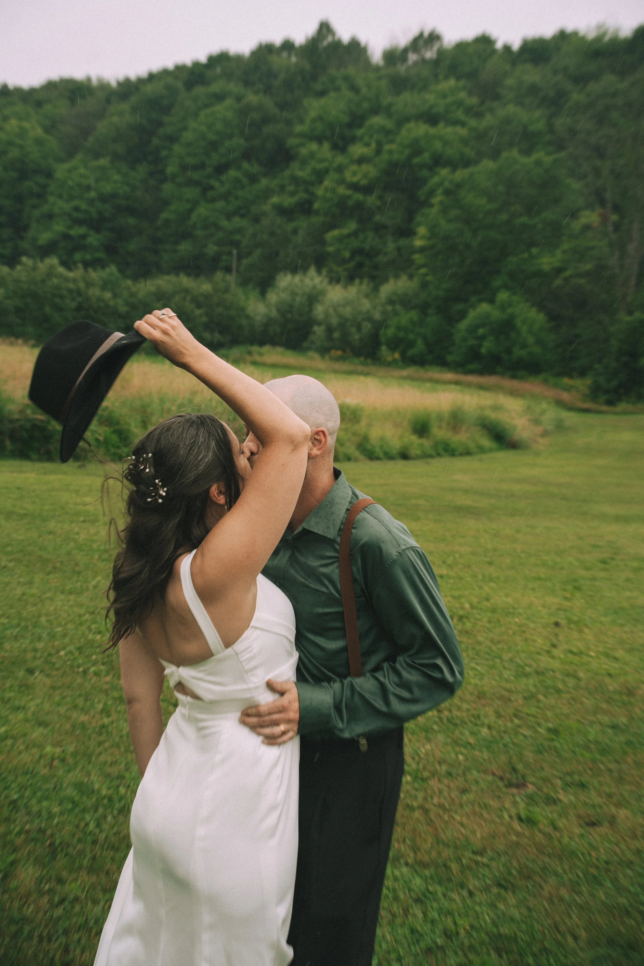 Couple de mariés s’embrassant en pleine nature lors de leur mariage