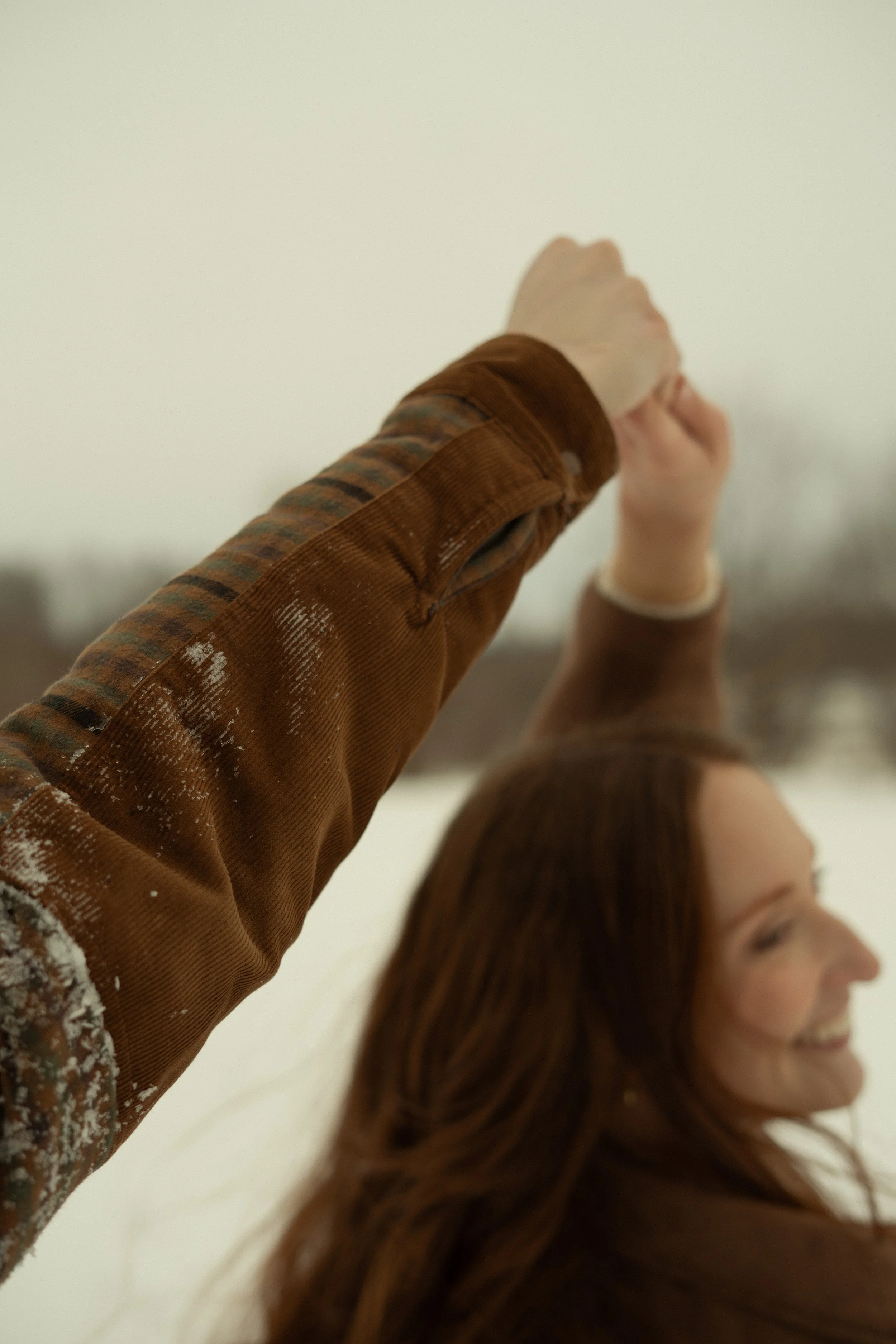 Femme dansant spontanément dans une ambiance naturelle