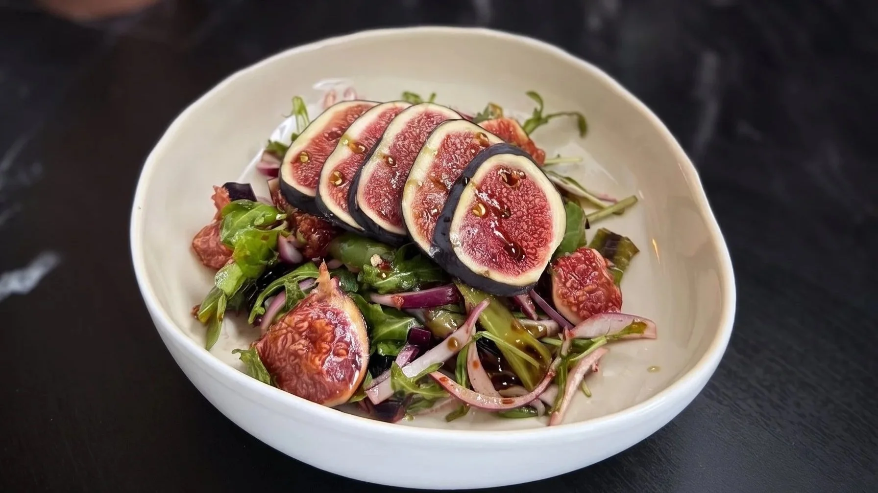 Feigensalat mit gegrillter Paprika und Walnüssen