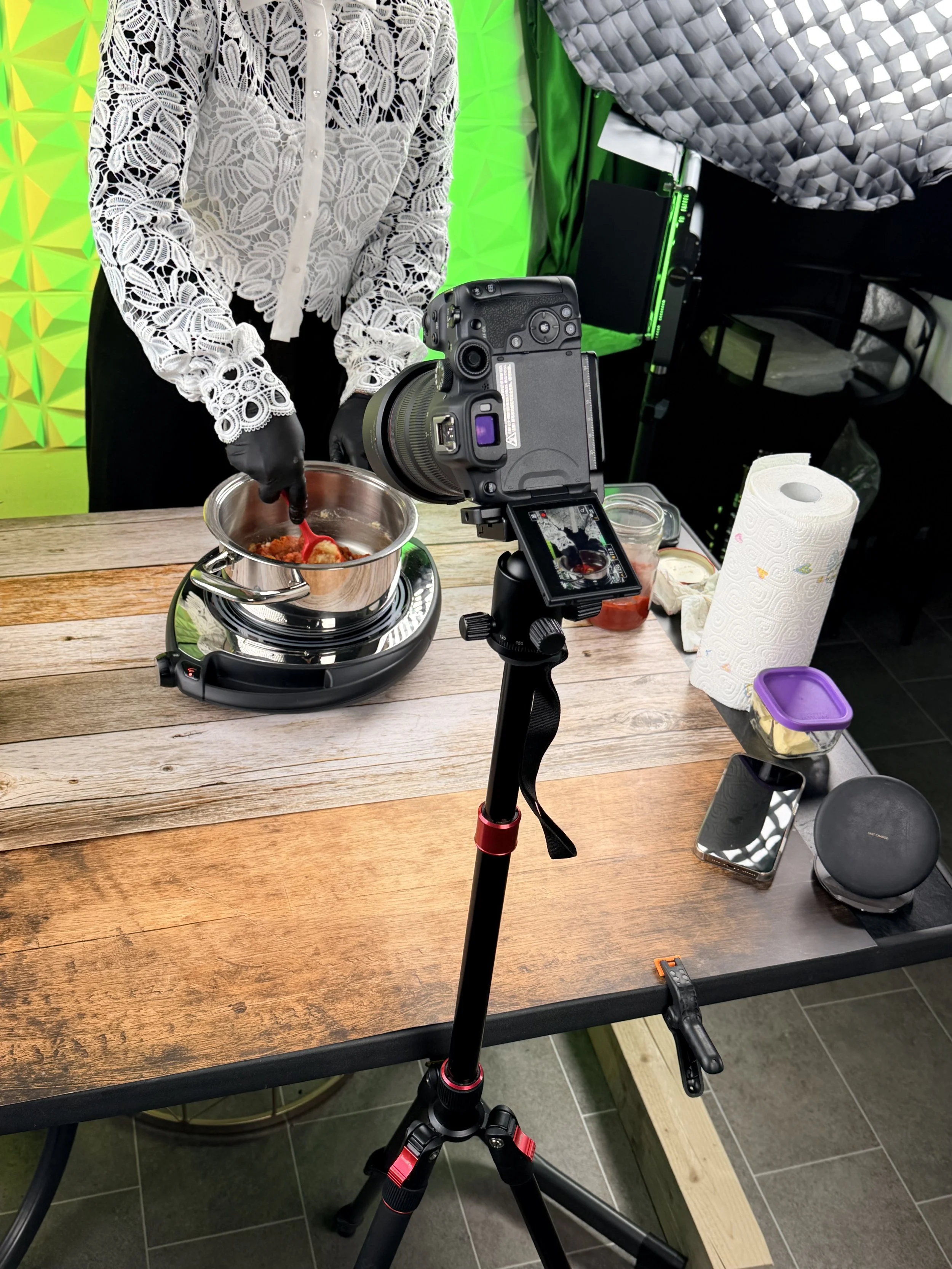 Dreh im Studio von foodqueen_arts: Kamera auf Stativ, im Bild wird ein Gericht zubereitet