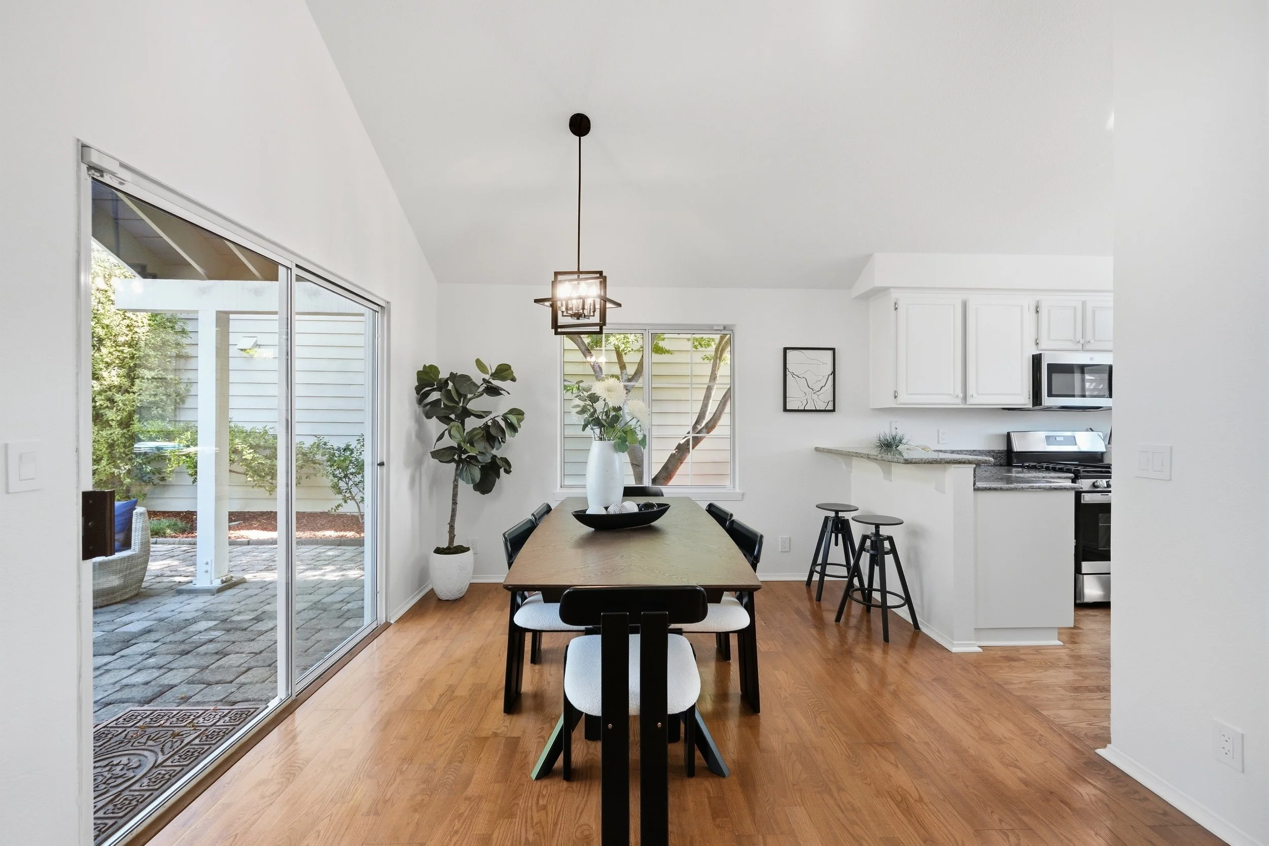 2 706Newport_DiningRoom_1.jpg