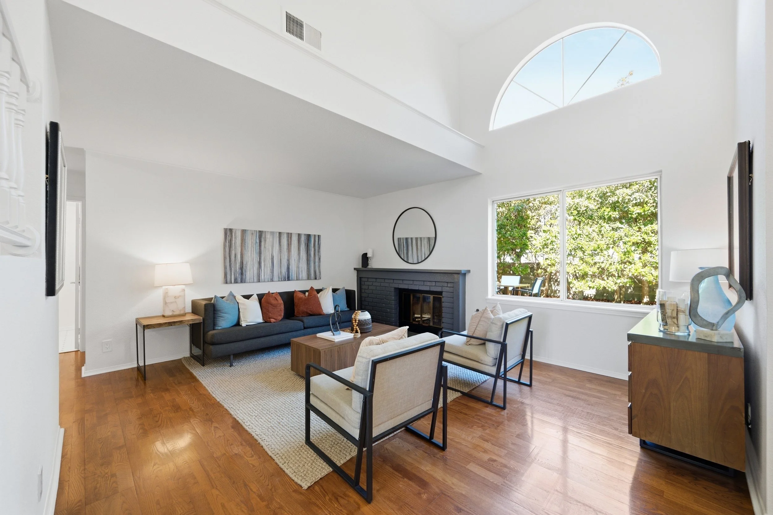 2 706Newport_LivingRoom_1.jpg