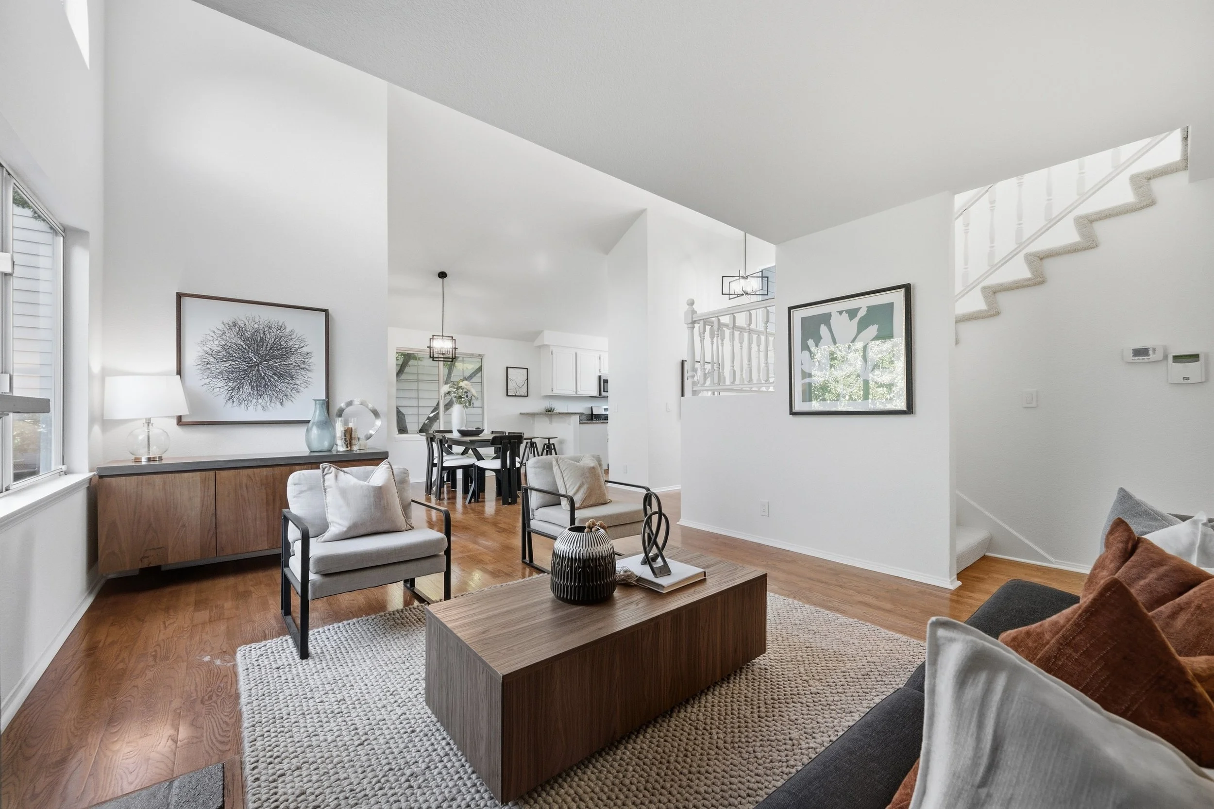 2 706Newport_LivingRoom_3.jpg