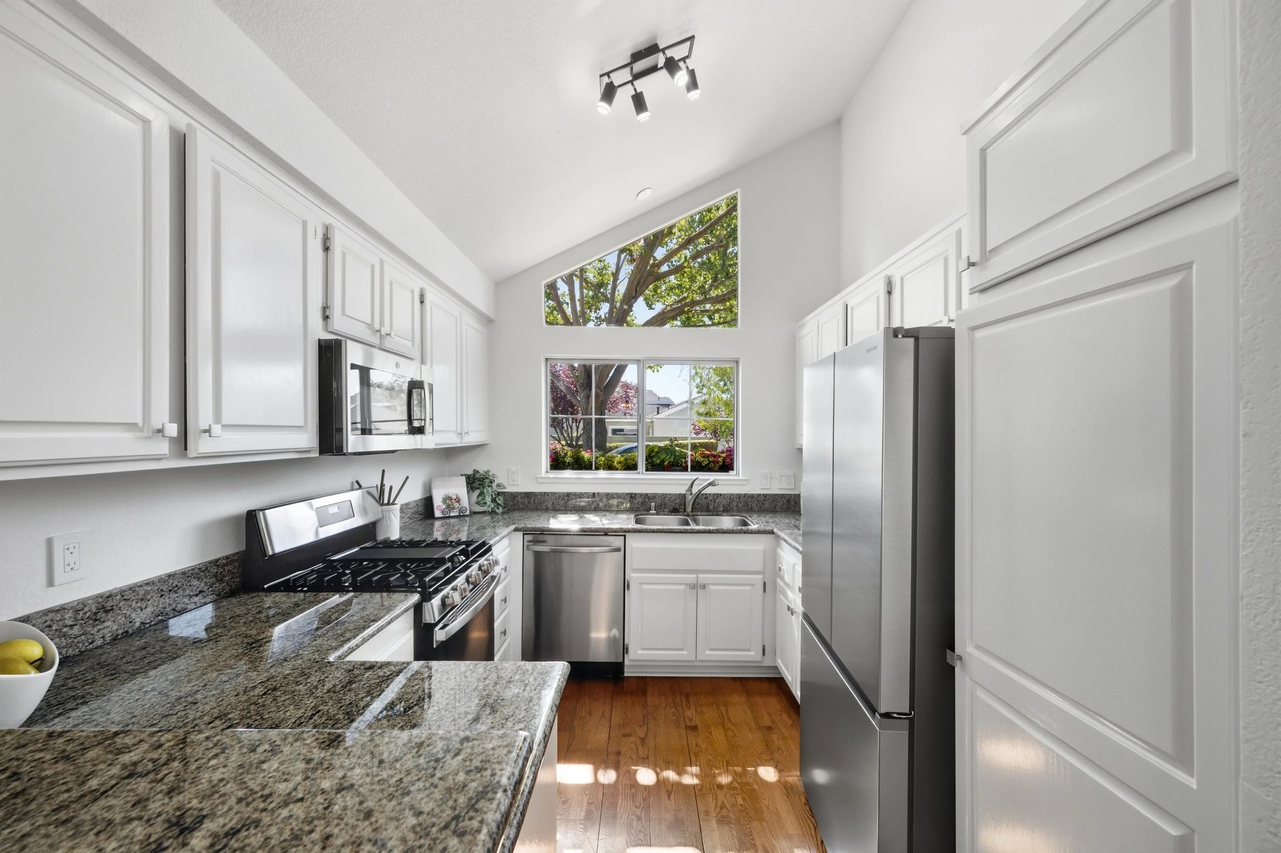 3 706Newport_Kitchen_1.jpg