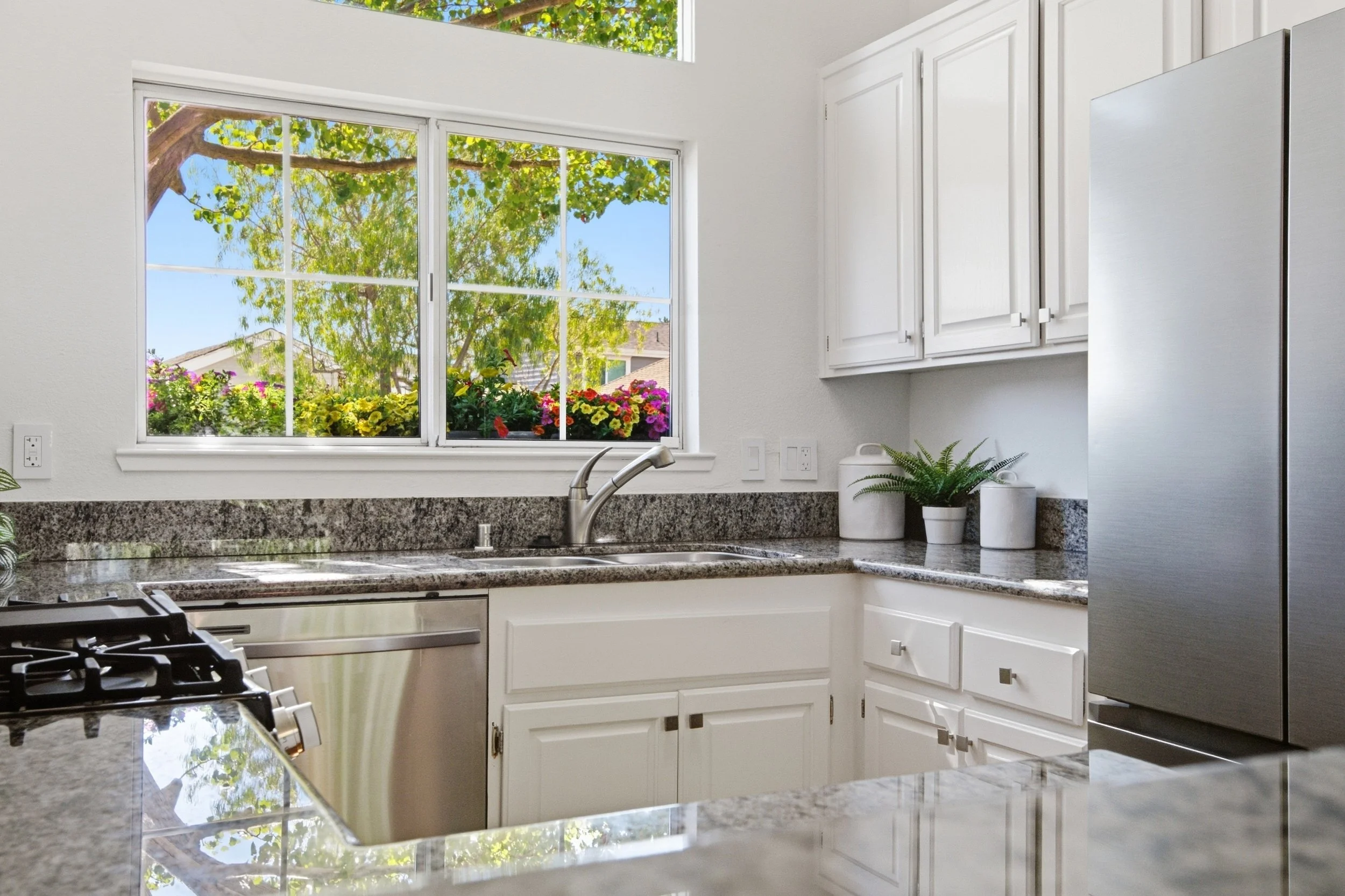 3 706Newport_Kitchen_2.jpg