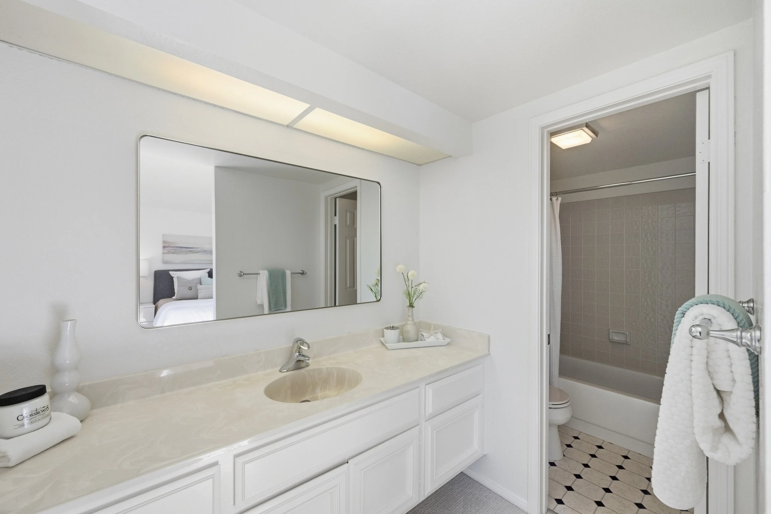4 706Newport_Bathroom_2.jpg