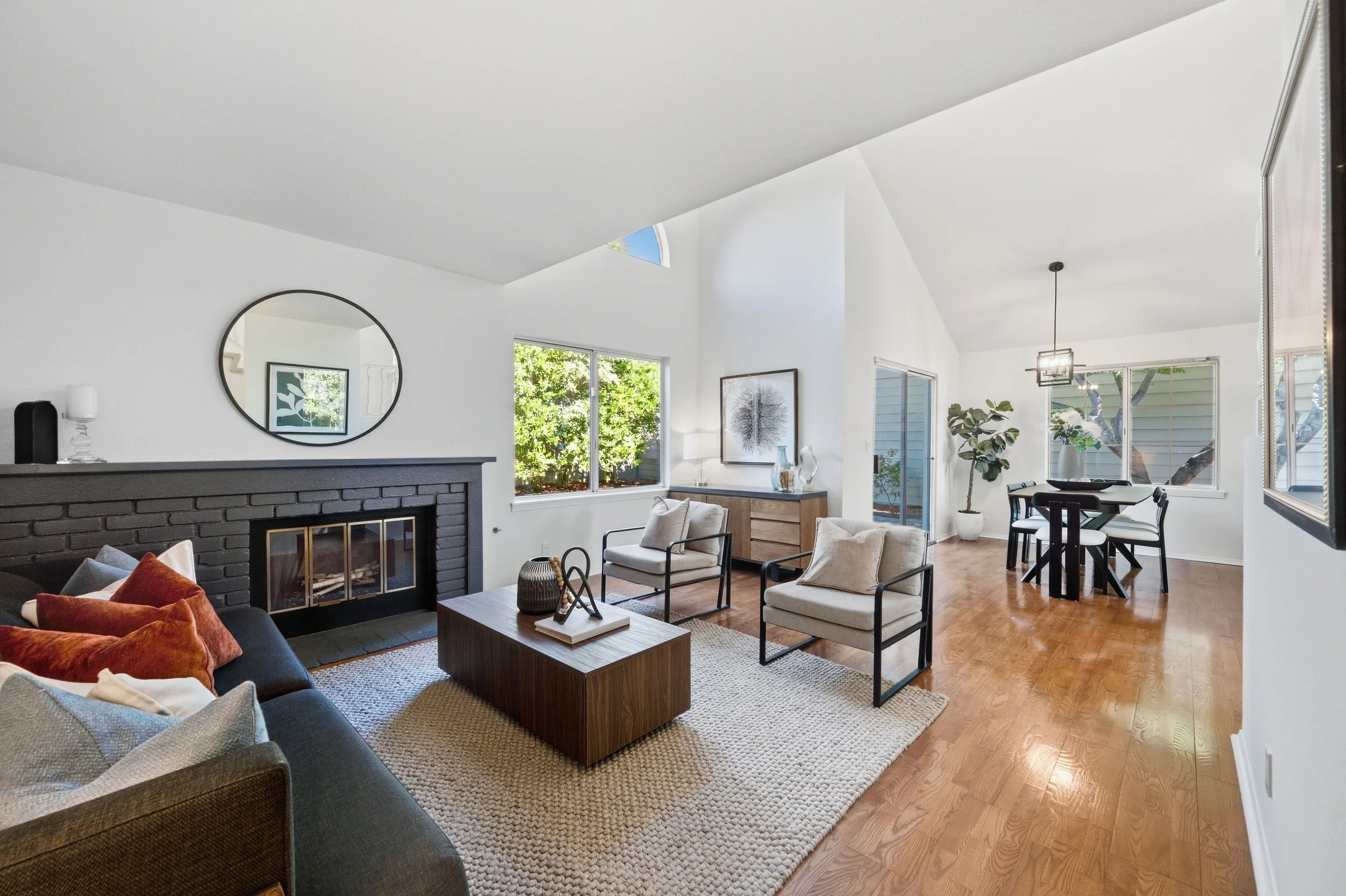 2 706Newport_LivingRoom_2.jpg