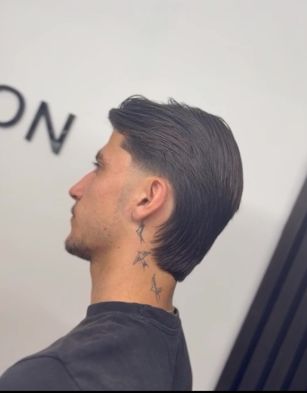 Precision with every snip ✂️

@thebarberluca keeping the length, building the shape and creating a natural flow. 🍃

Book your appointment through our page 💈

#barberlife #barber #cambridge #barbershop #cambridgebarber