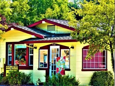 EXTERIOR STORE PHOTO 2-392x0.JPG