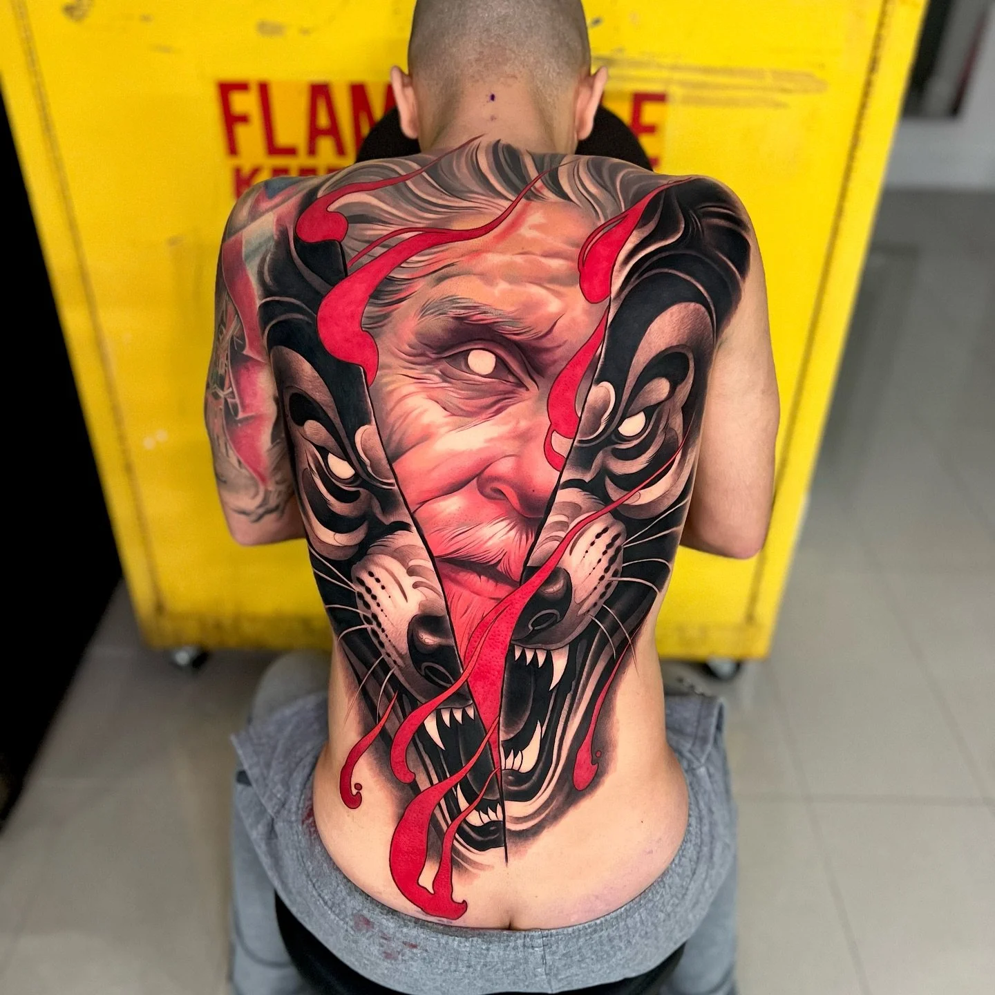 Insane 2 day collaboration piece done by owner/ artist @djtambe and one of our favorite guest artists @giankarle here at One Block. Swipe over to see the video. 

#oneblocklv #lasvegastattooartist #lasvegas