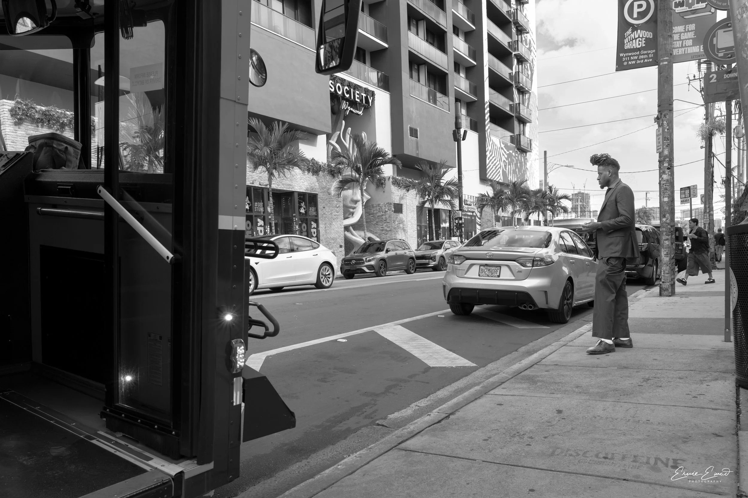 Man wearing a front bun on his head in Wynwood miami