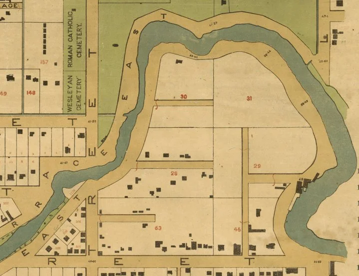 Part of Strouts's 1877 map of Christchurch, showing the Avon loop surveyed into smaller town reserves, the buildings extant at the time and the roads that had been surveyed.