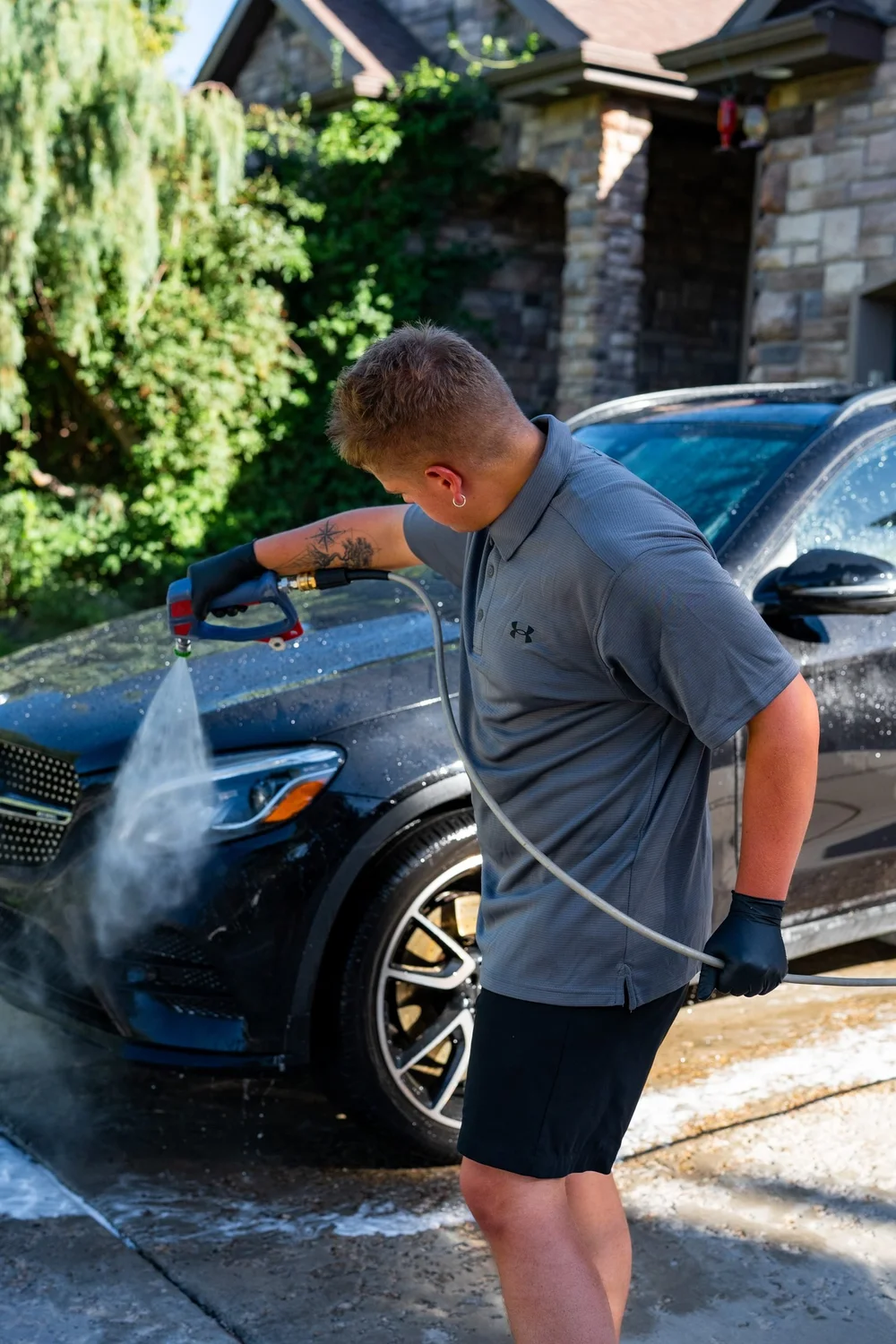 Rinsing the front wheel of an SUV