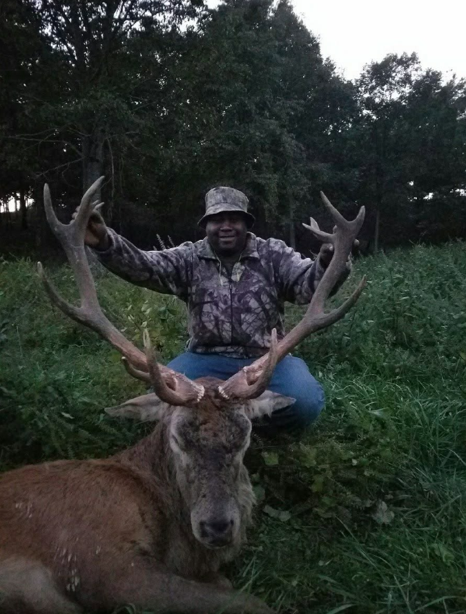 Hunt record size Red Stag Deer in Missouri.png