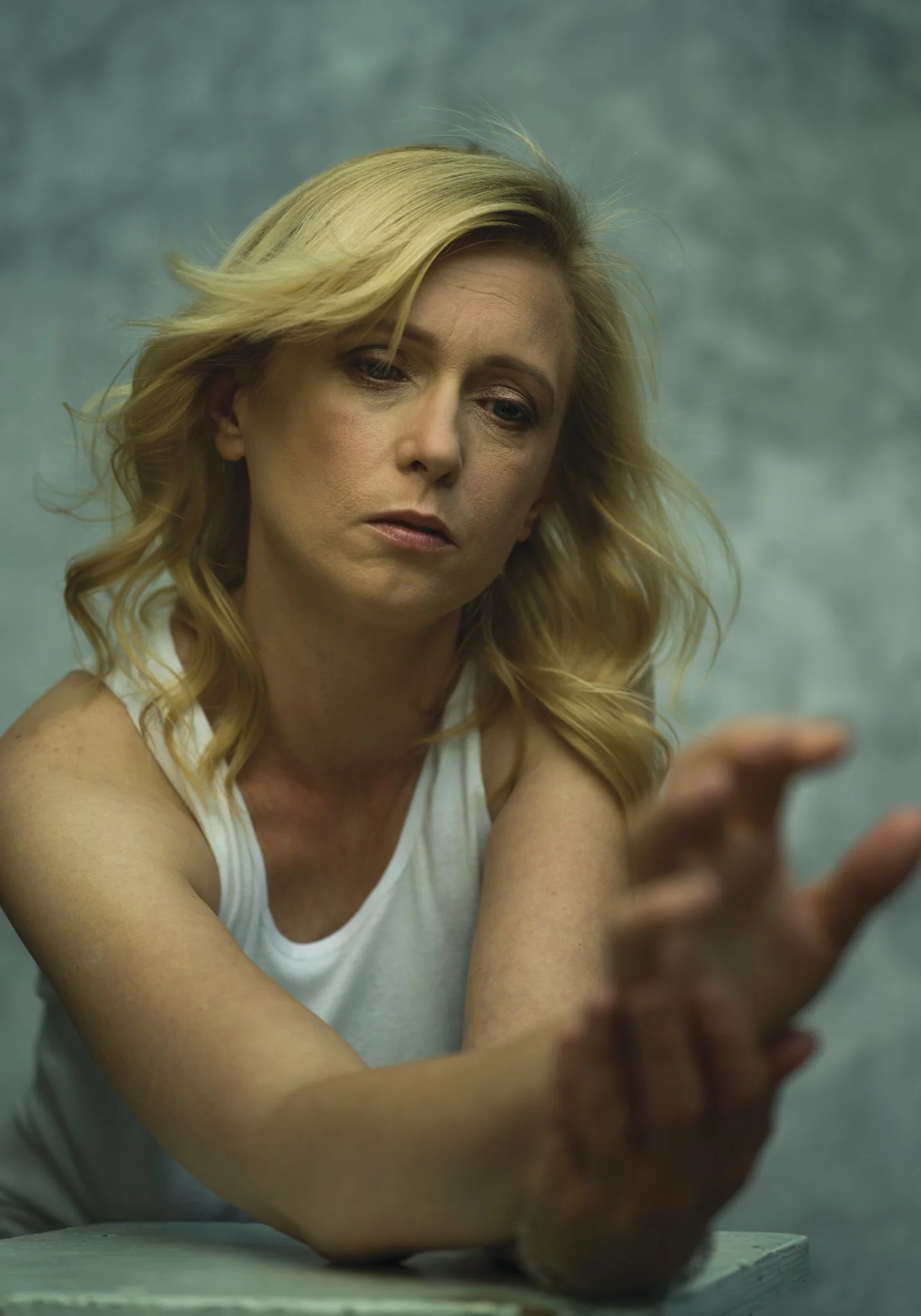 VIOLETTA ZAJK
An earlier diagnosis would have spared me the belief that I was going crazy. Because how could it make sense? One day my arm hurts, the next my back, and the day after that my hip. A doctor will tell you that you’re pretending.
Someone 