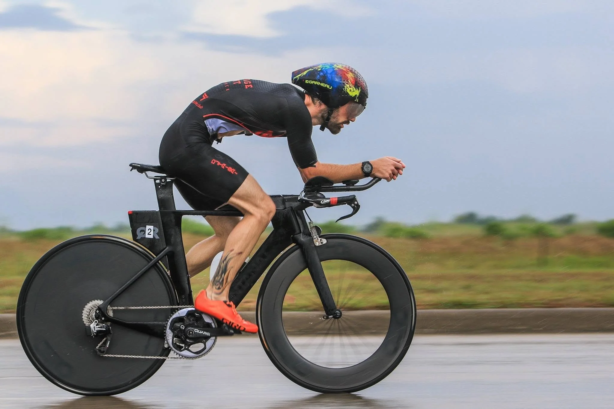 TRI2RUN coach Zach Miller racing on a triathlon bike