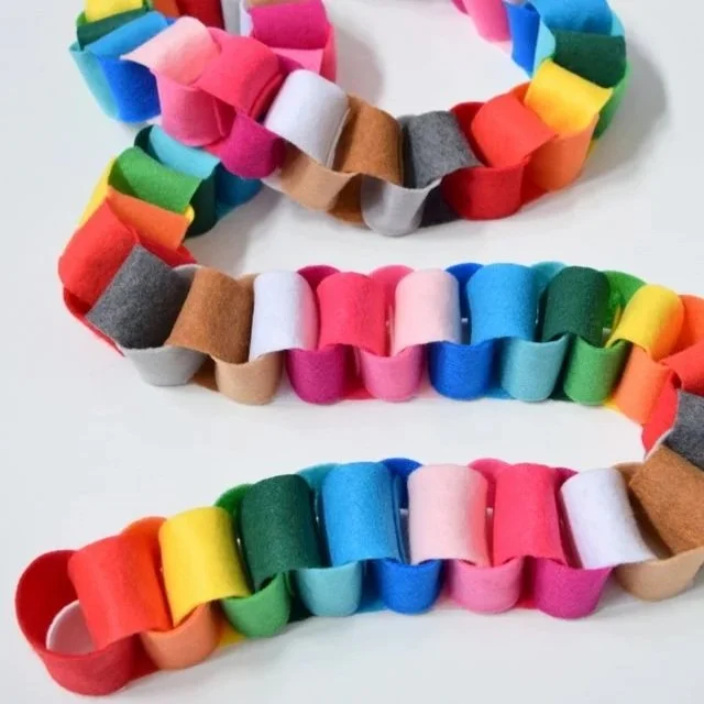 Rainbow-felt-chain-garland.jpg