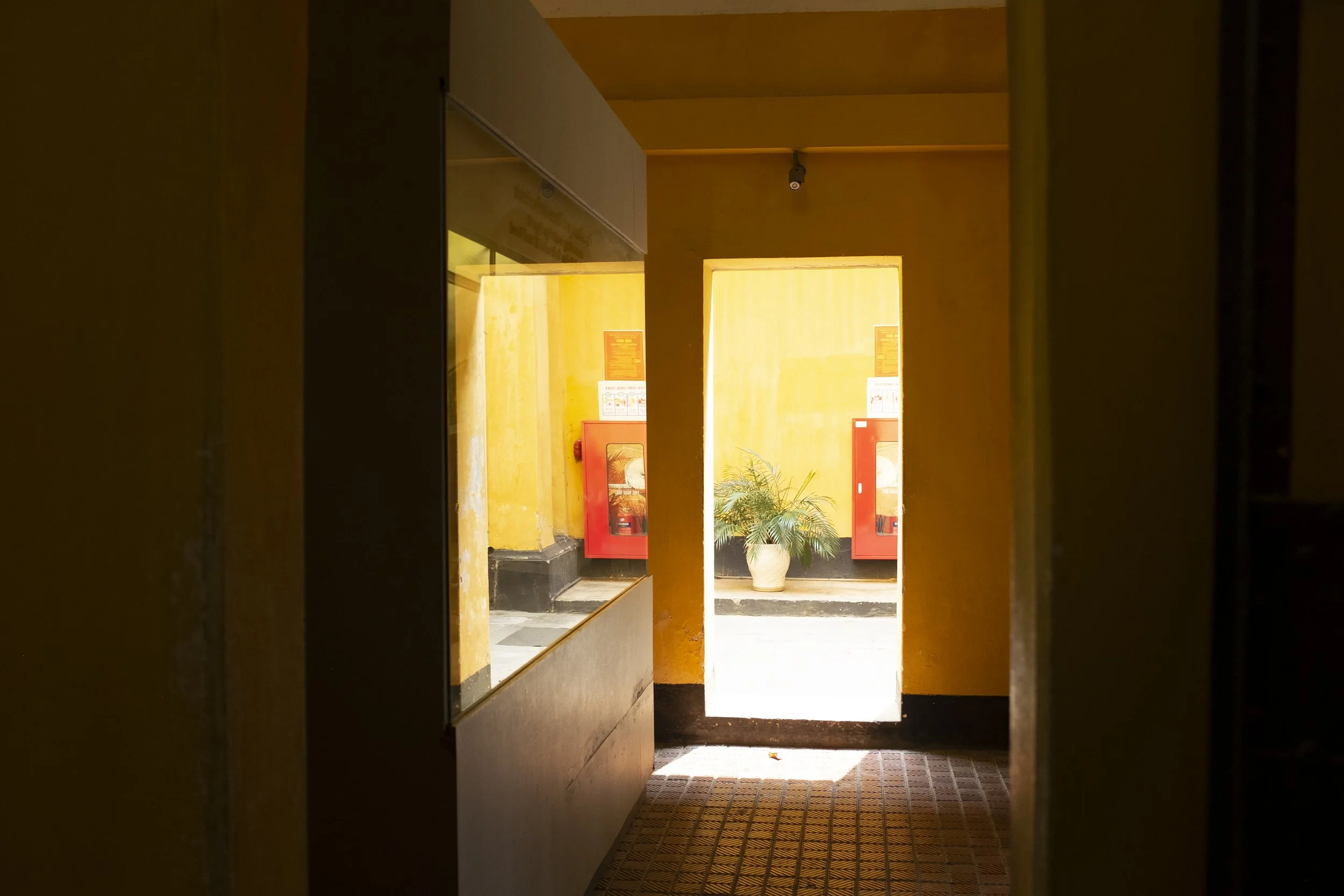 23_Yellowdoorway.jpg