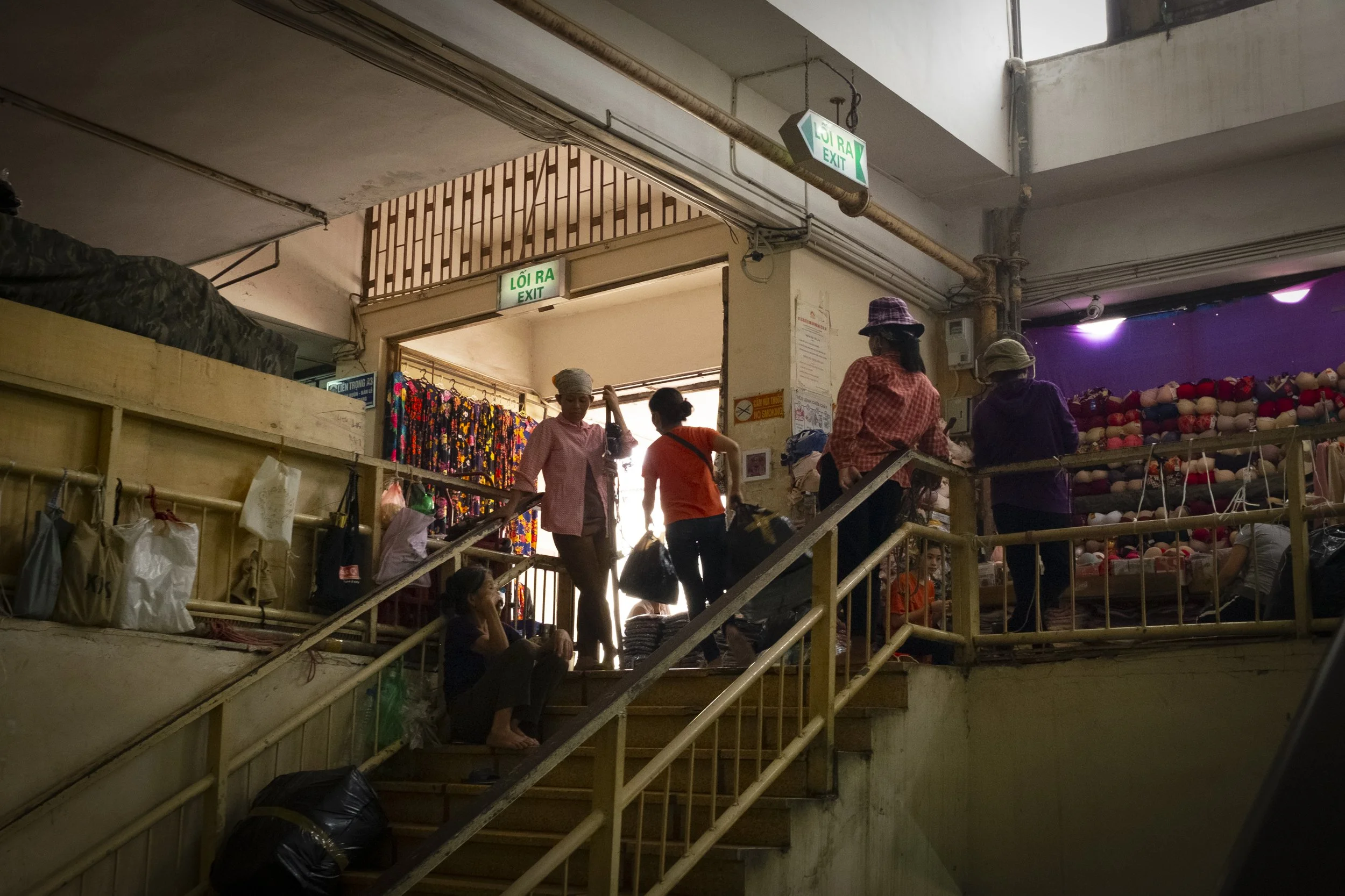 12_Womenonmarketstairway.jpg