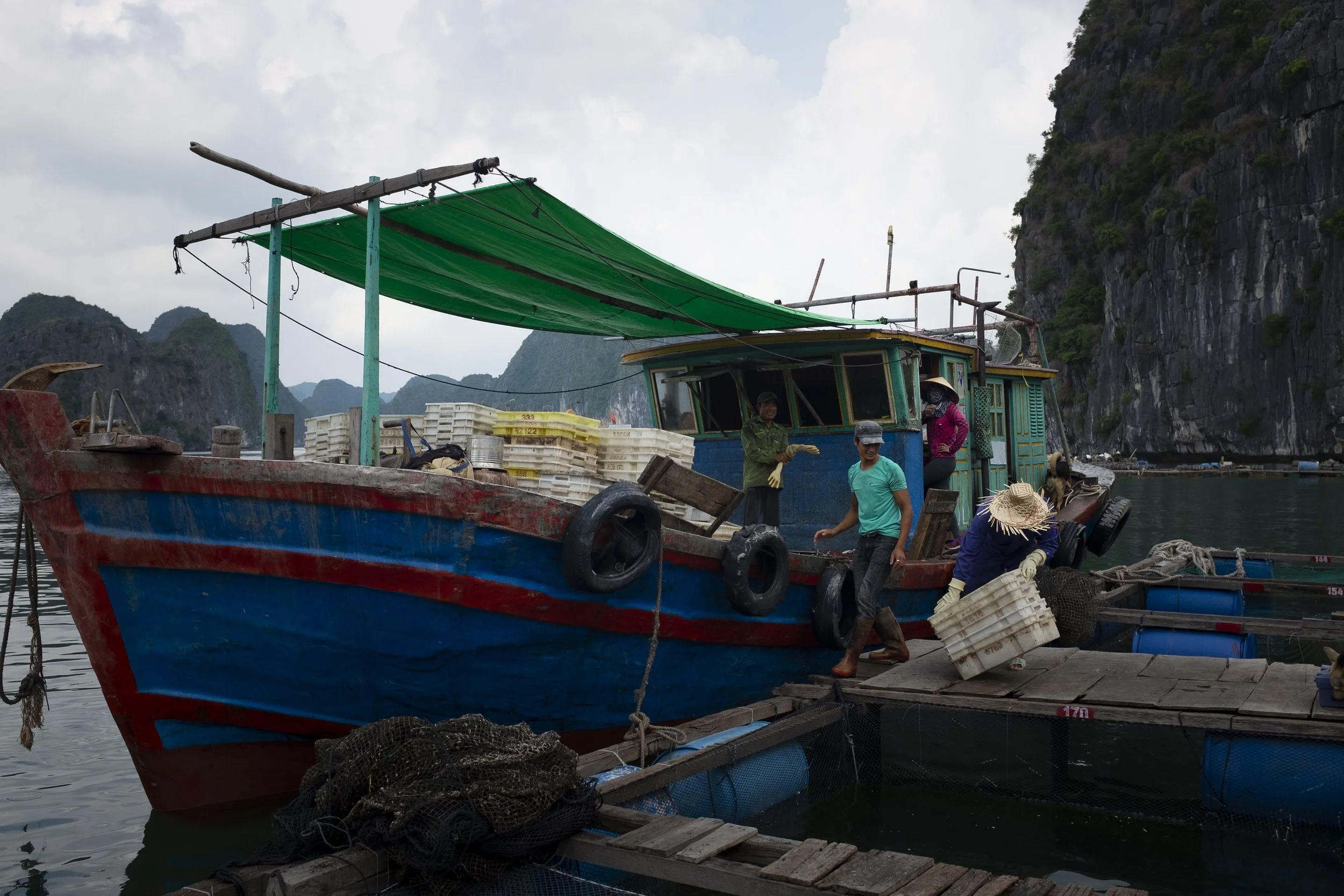36_Unloadingboat.jpg