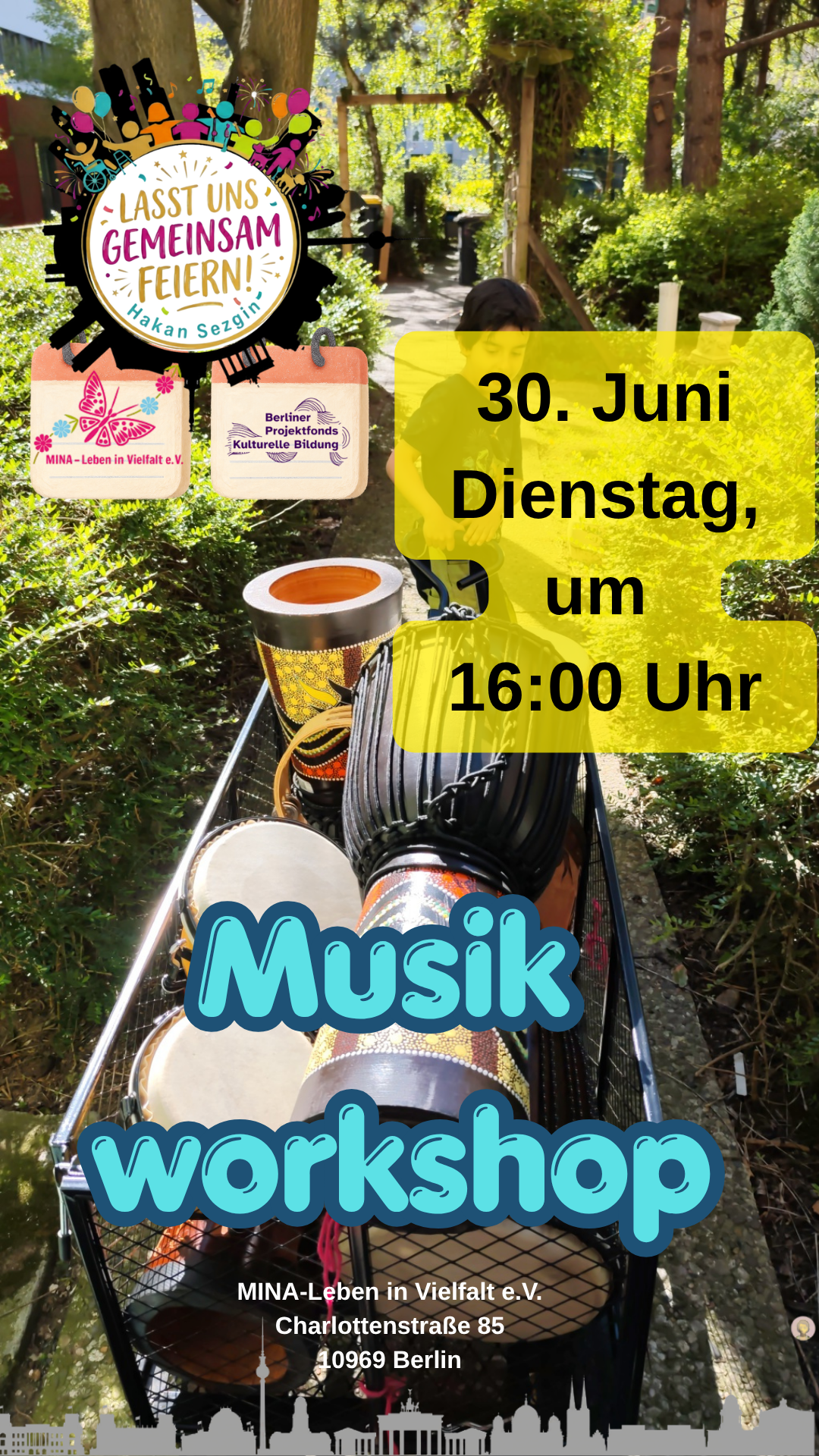 Ein Poster für einen Musikworkshop, der am 30. Juni um 16:00 Uhr in Berlin stattfindet. Das Poster zeigt einen Fahrradkorb mit Musikinstrumenten im Hintergrund, Bäume und einen Weg. Es enthält Logos und Texte in Deutsch sowie bunte Illustrationen und Schriftzüge.