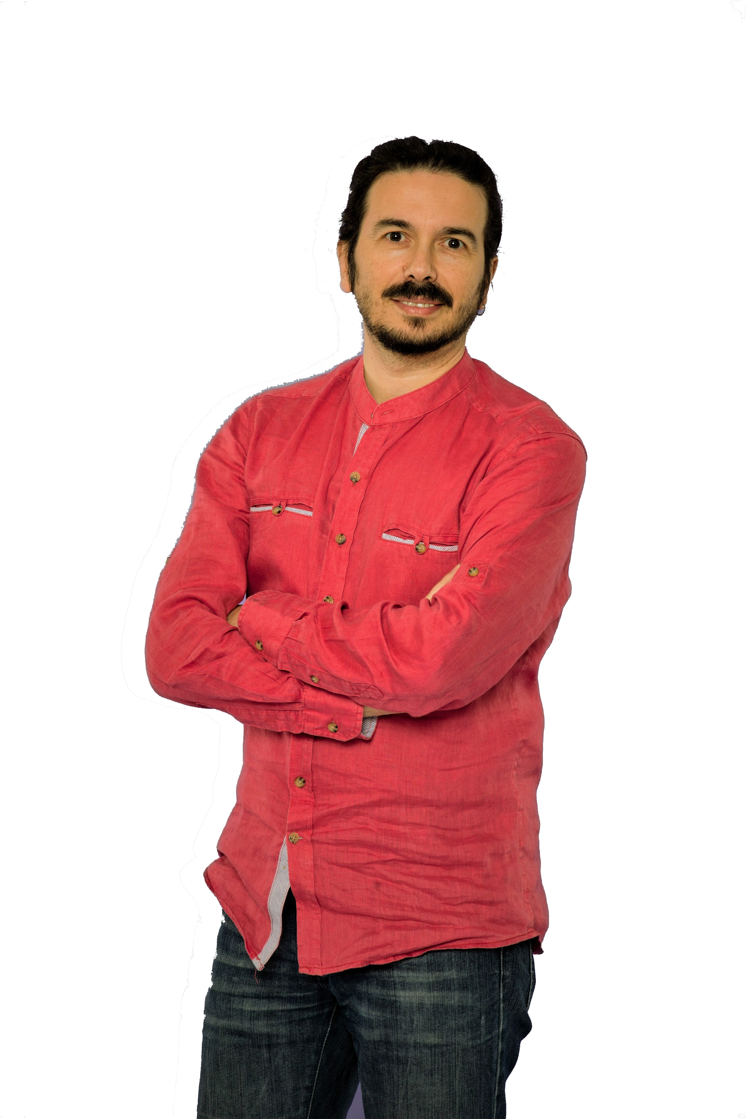 Ein Mann trägt eine rote Hemdjacke, hat dunkle Haare und einen Bart, steht mit verschränkten Armen vor einem weißen Hintergrund.