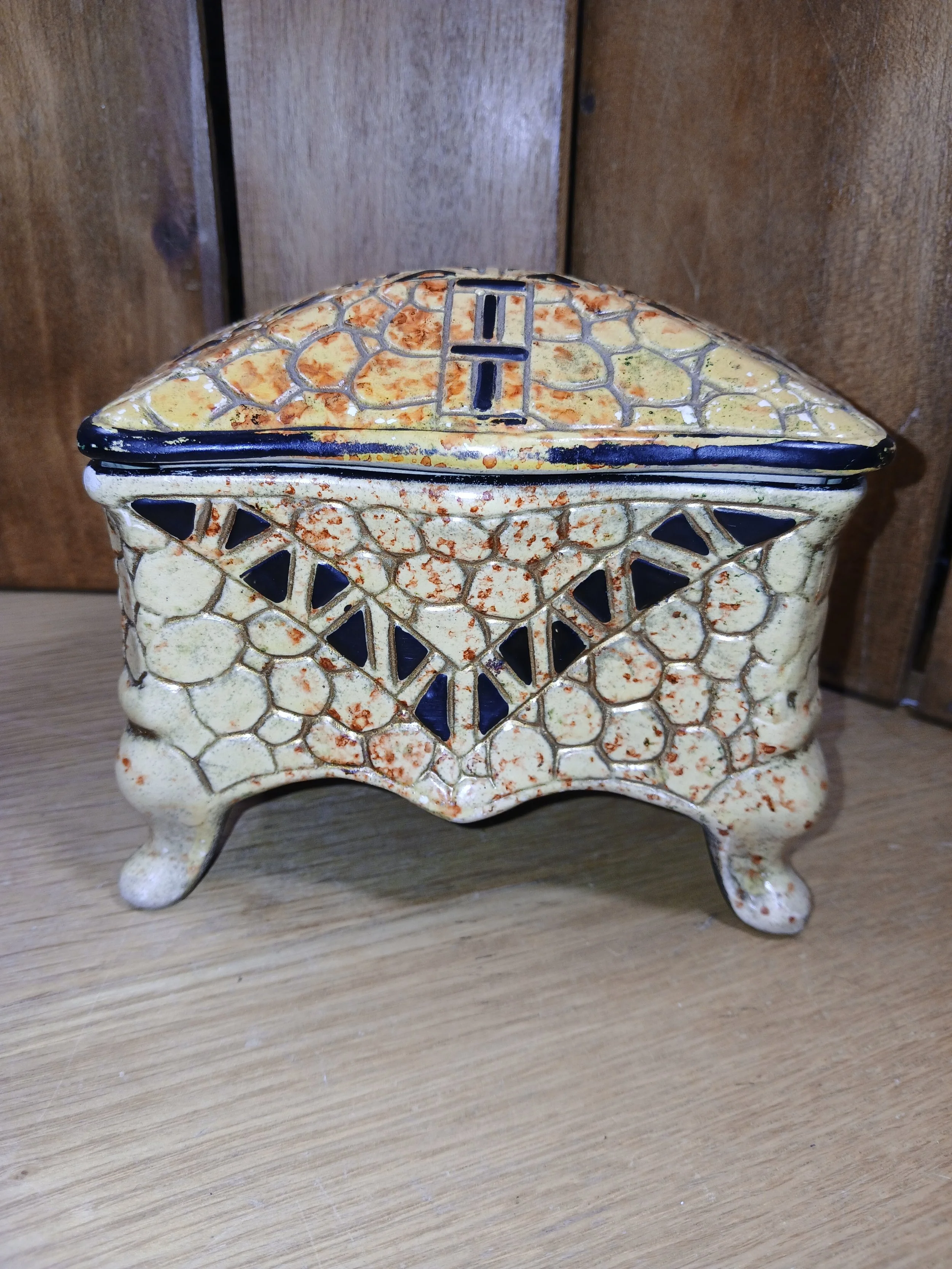 Art Pottery Pebble Design Ceramic Trinket Dish With Lid Patent No 766077 in 1932