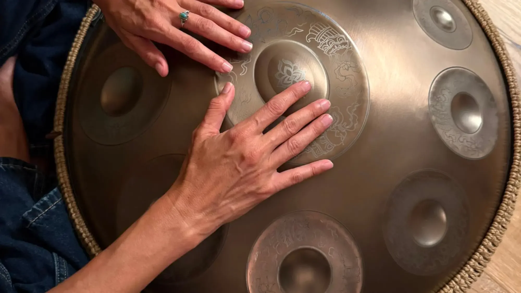 Eine Frau spielt eine Handpan