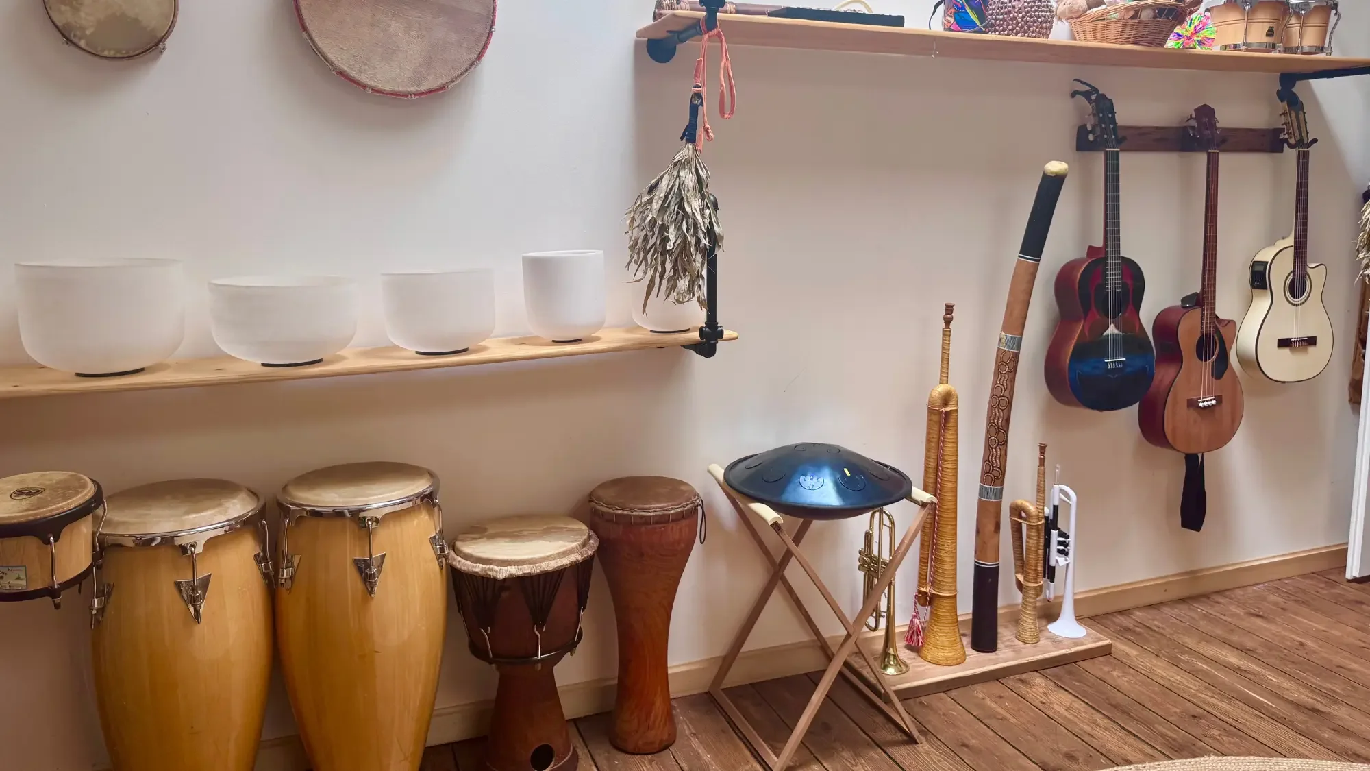 Ein Studio für Musiktherapie eingerichtet mit Instrumenten