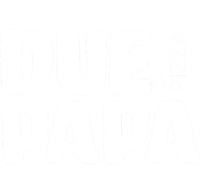 Texten 'DUE, PAPA' skrivna i stora, vita bokstäver på svart bakgrund, med ordet 'PIZZA' skrivet vertikalt på sidan.