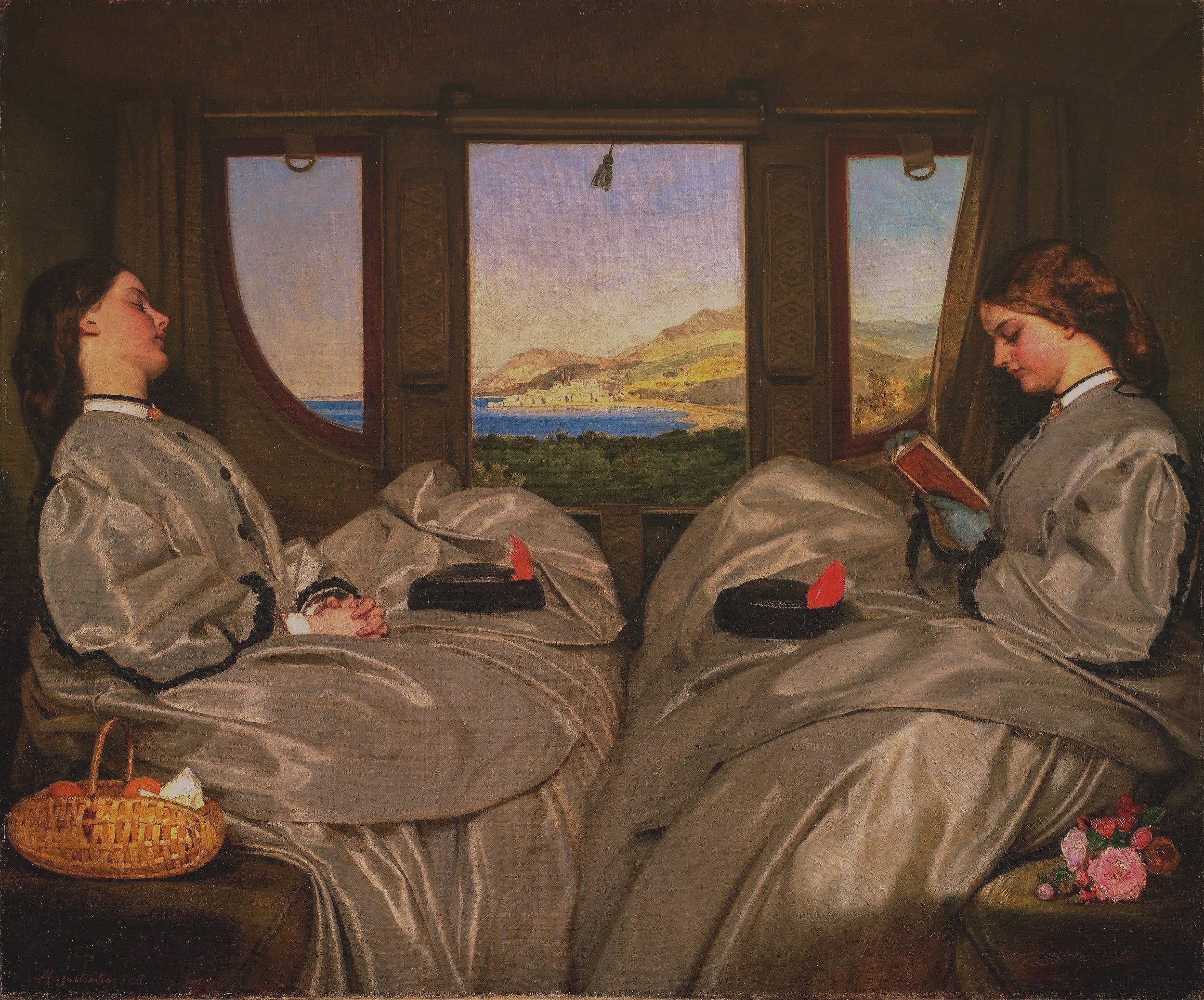 Le tableau représente deux femmes assises dans une pièce, lisant, avec une grande fenêtre derrière elles dévoilant un paysage de montagnes, une mer et un port avec des bateaux, sous un ciel clair. Un panier en osier et un bouquet de fleurs sont visibles dans la pièce.