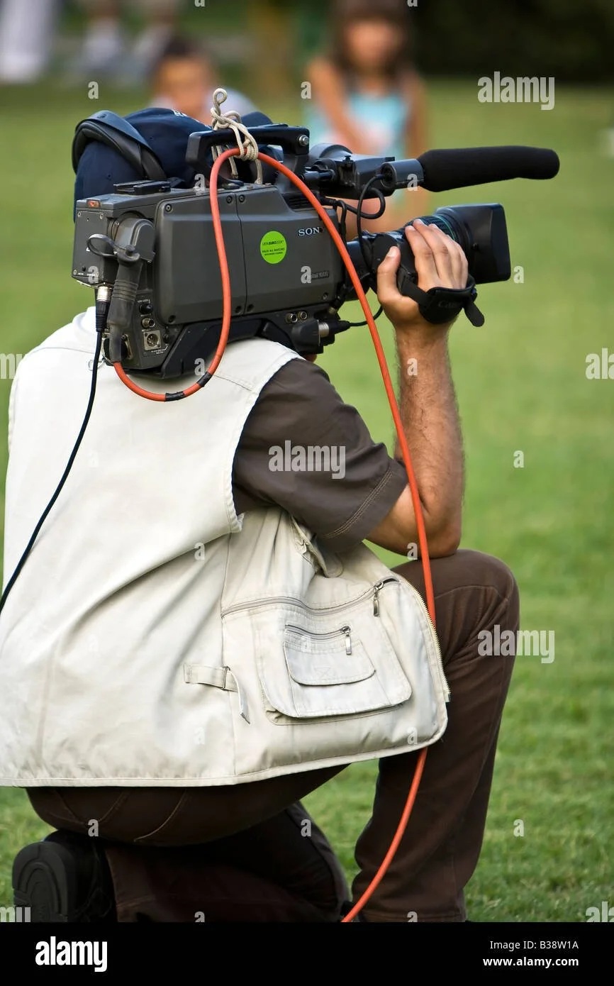 professional-tv-news-cameraman-B38W1A.jpg