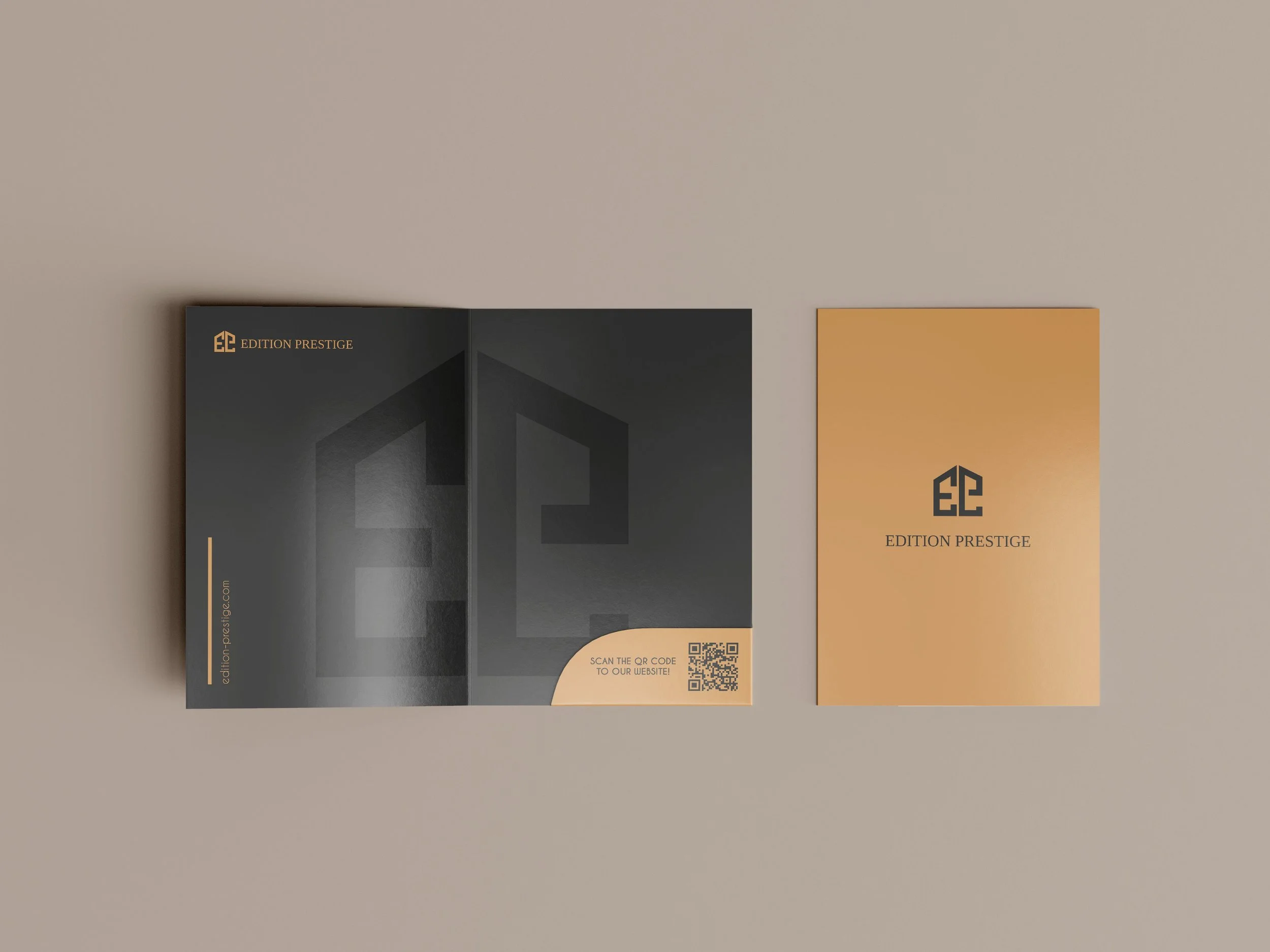 Deux brochures ou cartes de visite posées sur une surface beige. La première est noire avec le texte "EDITION PRESTIGE" en or, la seconde est beige avec un logo noir et le texte "EDITION PRESTIGE" en bas.